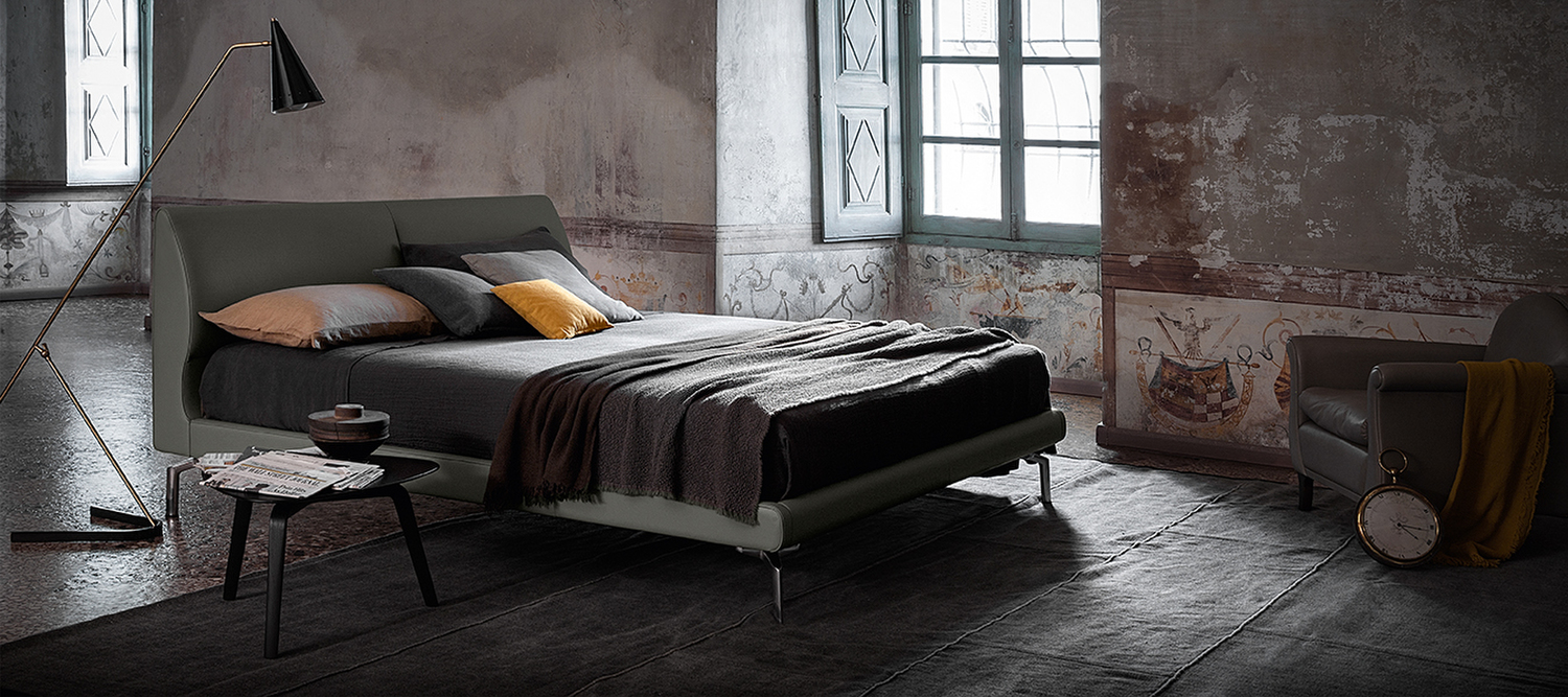Fiorile | Small table with triangular top Fiorile triangular table in wood, ideal for modern spaces.