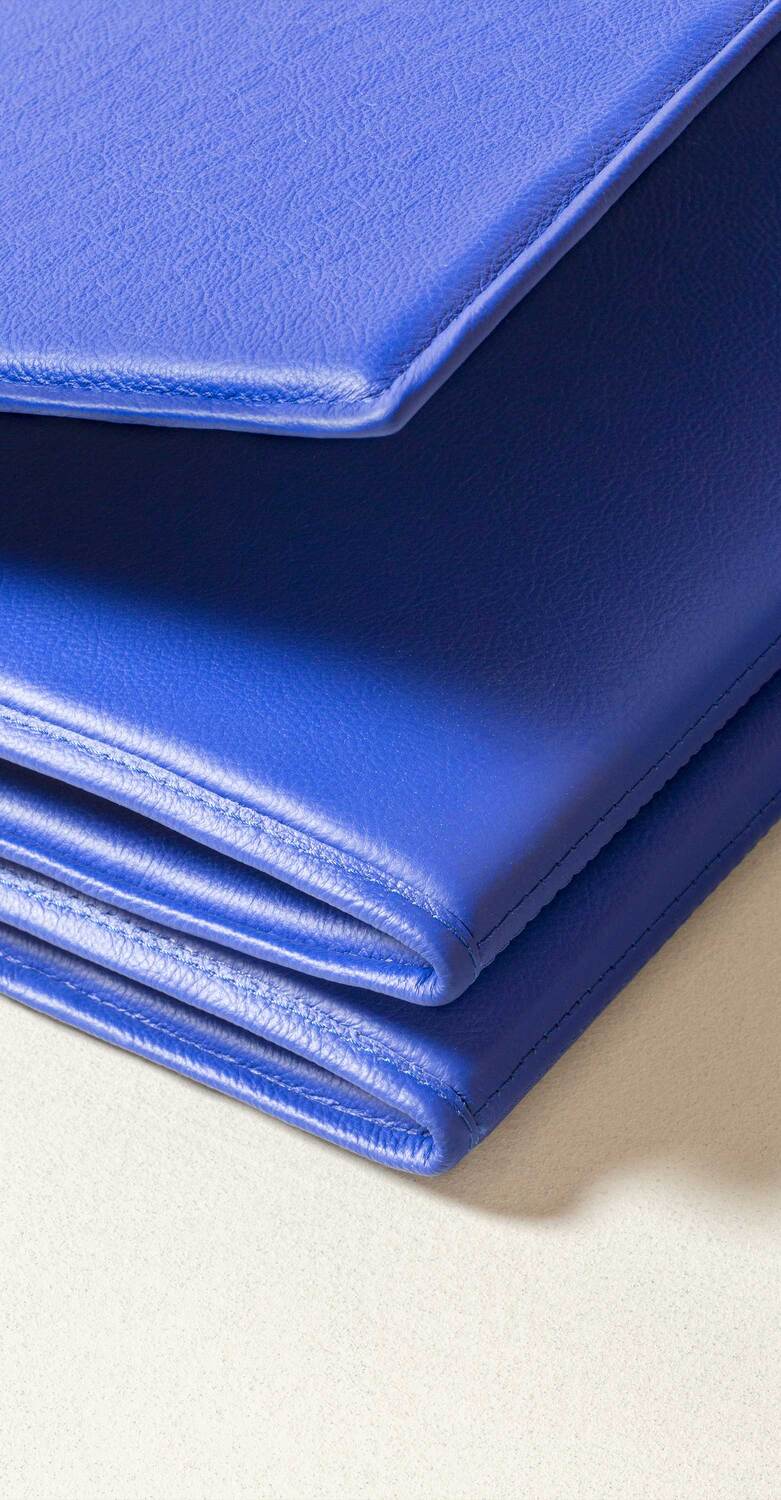 Fitness collection | Tapis de yoga Tapis de yoga Fitness Collection Poltrona Frau avec rembourrage en mousse technique, revêtement en cuir Pelle Frau®, plateau en bois et détails artisanaux Made in Italy