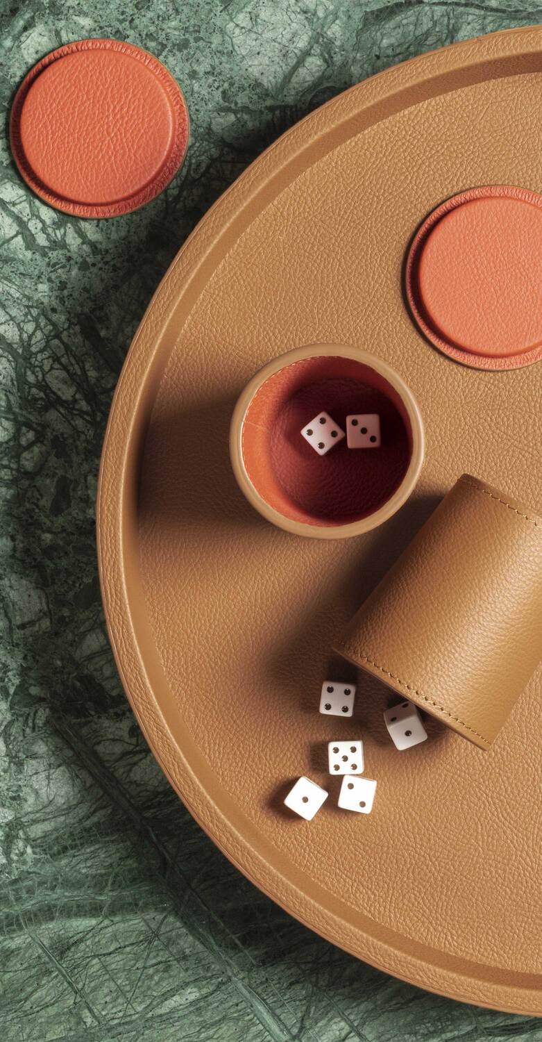 Games collection | Würfelset Würfelset aus der Games-Kollektion von Poltrona Frau, aus Holz und Leder, eleganter italienischer Spielstil.