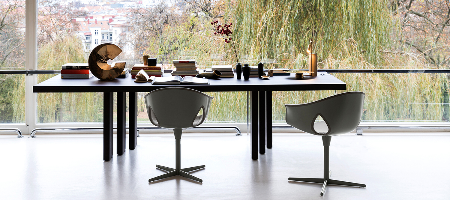 Ginger Ale | Small armchair with column Ginger Ale 4-spokes small armchair by Poltrona Frau with padded polymer shell, Pelle Frau® leather upholstery and metal base, contemporary design and fine Italian craftsmanship Ginger Ale Column armchair by Poltrona Frau, padded polymer shell upholstered in Pelle Frau® leather or fabric, Italian luxury design and craftsmanship
