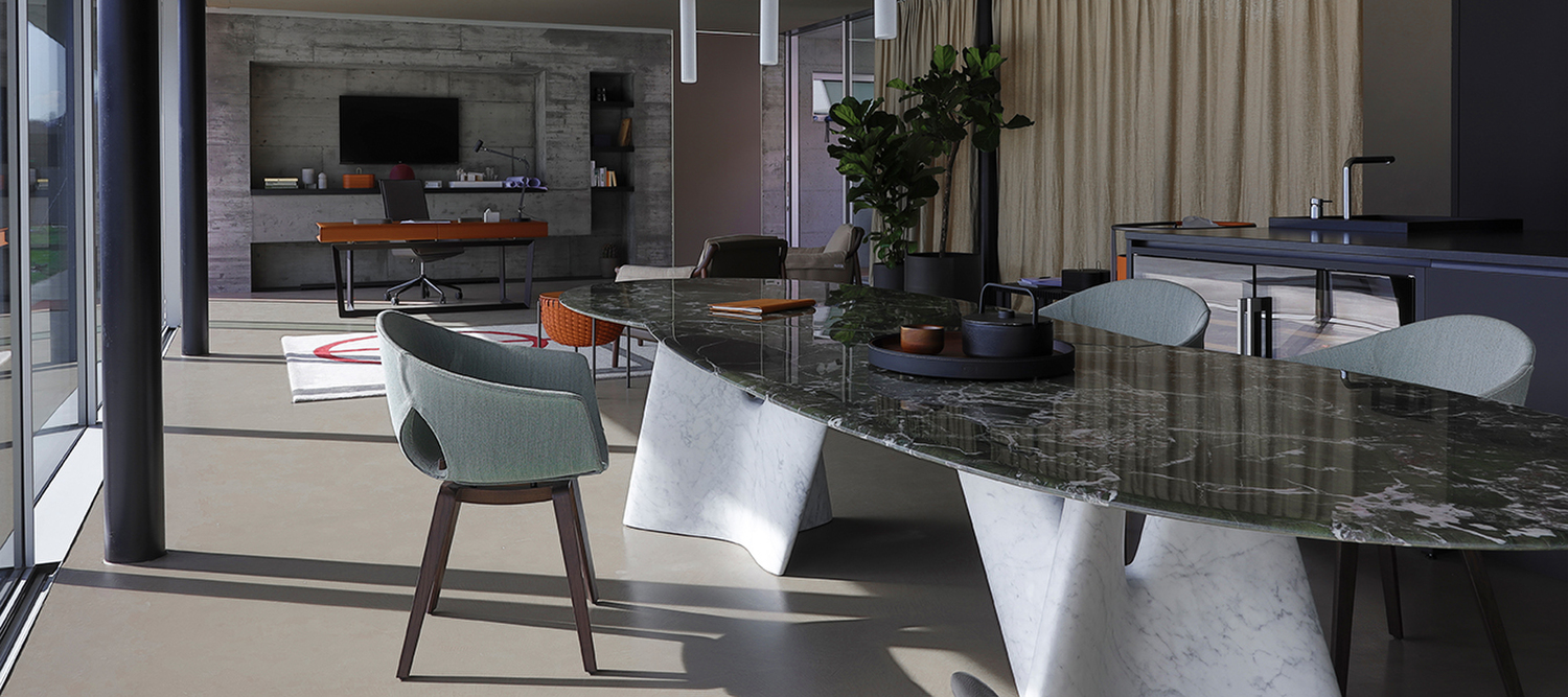 Ginger Ale | Petit fauteuil pieds en bois Petit fauteuil Ginger Ale Wood Legs Poltrona Frau, pieds en frêne massif, coque en polymère revêtue de cuir Pelle Frau®, artisanat de luxe italien