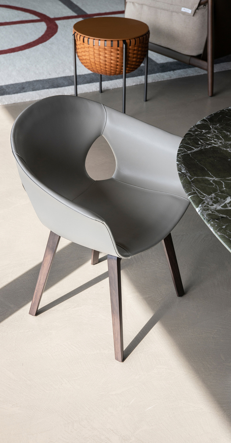 Ginger Ale | Petit fauteuil pieds en bois Petit fauteuil Ginger Ale Wood Legs Poltrona Frau, pieds en frêne massif, coque en polymère revêtue de cuir Pelle Frau®, artisanat de luxe italien