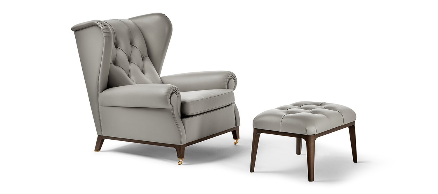 Glenn Ottoman Poltrona Frau en cuir Pelle Frau® noir, rembourrage en mousse de polyuréthane, base en frêne Wengé, artisanat de luxe italien