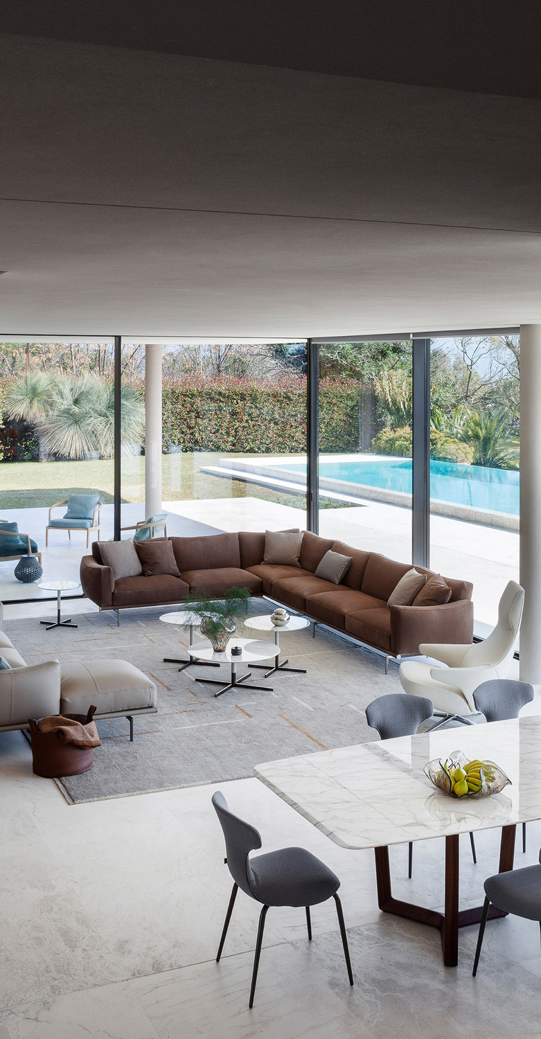 Happy Jack | Divano Divano Happy Jack Poltrona Frau in Pelle Frau® nera, base in alluminio rivestita in pelle, cuscini curvi avvolgenti, chaise longue reclinabile elettrica, design di lusso italiano