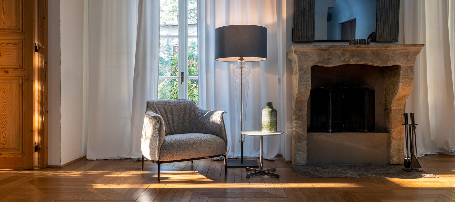 Holly | Lampe Lampe Holly de Poltrona Frau, silhouette en verre transparent évoquant un profil féminin stylisé, base en métal peint et détails en laiton bruni, design artisanal italien élégant