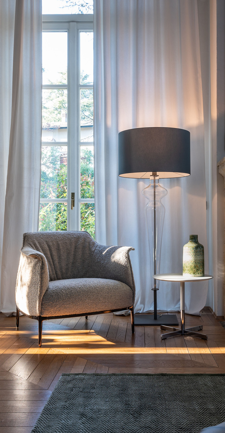 Holly | Lampe Lampe Holly de Poltrona Frau, silhouette en verre transparent évoquant un profil féminin stylisé, base en métal peint et détails en laiton bruni, design artisanal italien élégant