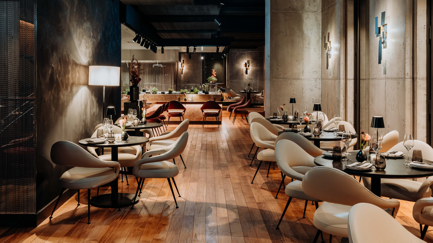 Hotel DO&CO - Munich Innenräume des Hotels DO&CO in München, mit über 200 Poltrona Frau-Einrichtungen, darunter Coupé-Betten und Letizia-Sessel, luxuriöses italienisches Design und Handwerkskunst