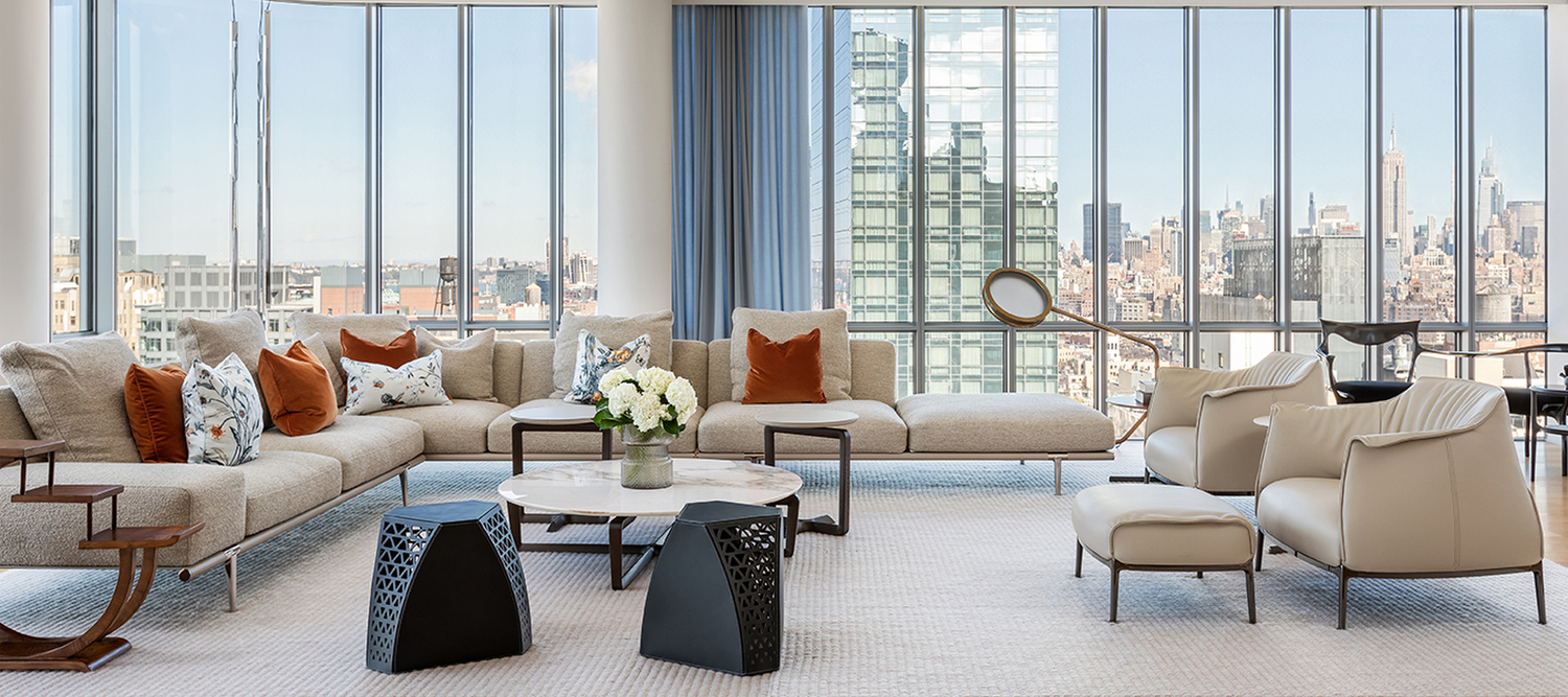 Mesa de centro Hudson de Poltrona Frau con estructura metálica acabado cañón, tapizado en cuero Saddle liso y perforado, costuras a contraste y detalles artesanales