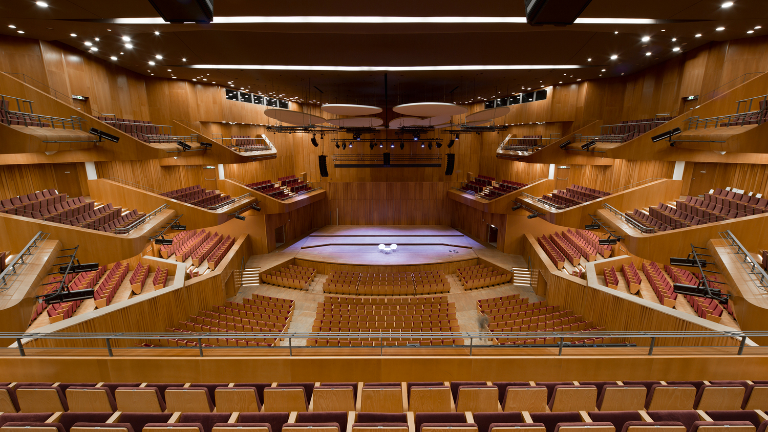 Ice Krakow Congress Center 克拉科夫ICE会议中心内部采用Poltrona Frau家具,融合意大利风格与现代舒适。