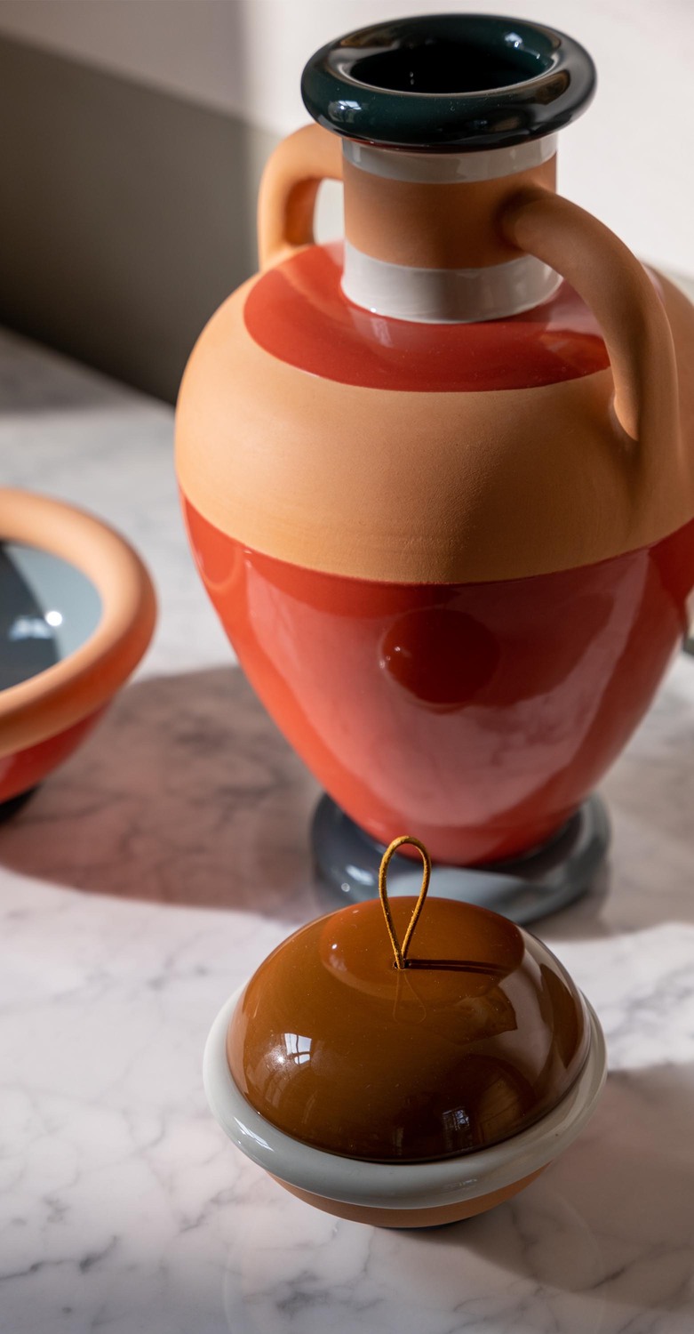 Ikiperu | Vase Vase Ikiperu von Poltrona Frau, inspiriert von antiken Amphoren, gedreht und handbemalt.