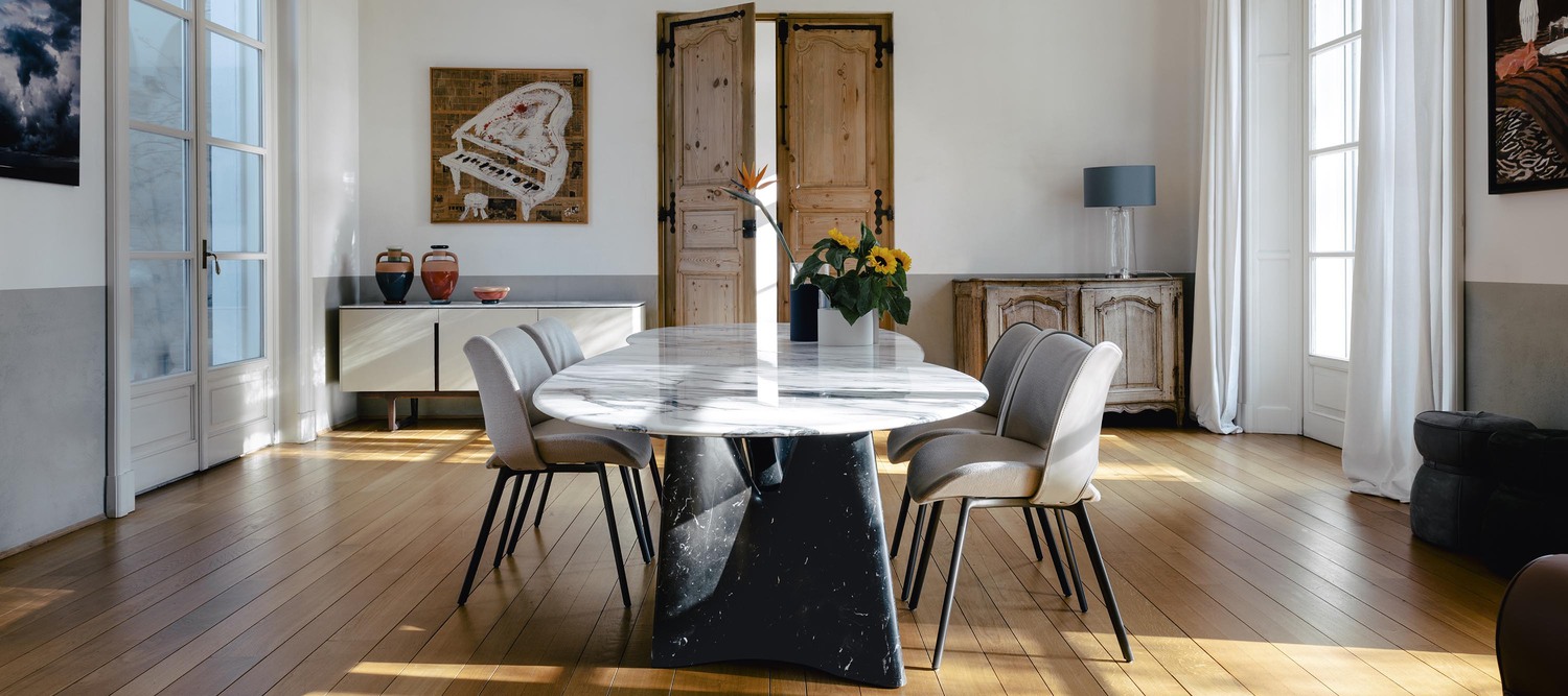 Infinitamente | Tisch Infinitamente Tisch von Poltrona Frau, limitierte Edition, glänzende Bianco Levigliani Marmorplatte, handgefertigter Nero Marquinia Marmorsockel, einzigartiges italienisches Design