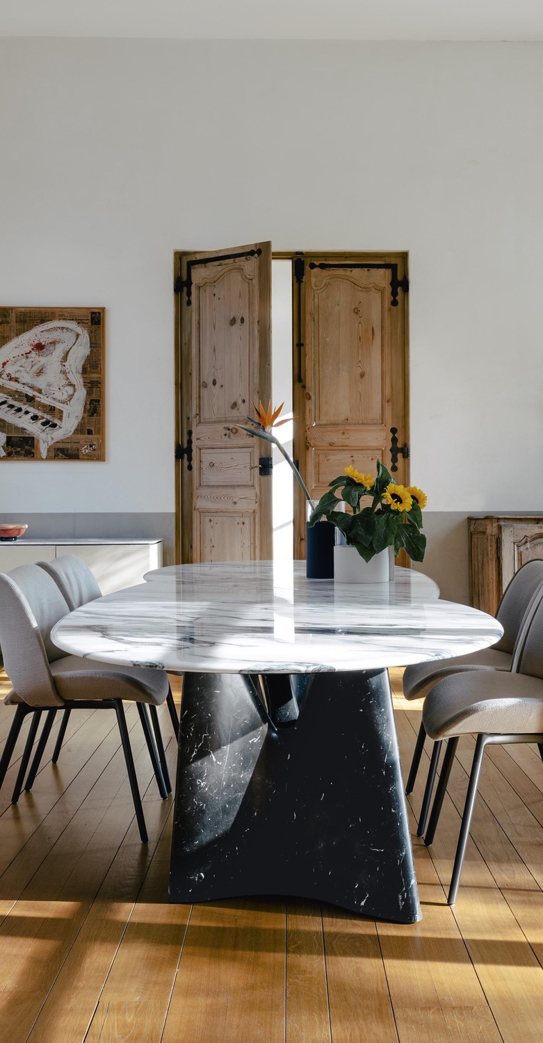 Infinitamente | Tisch Infinitamente Tisch von Poltrona Frau, limitierte Edition, glänzende Bianco Levigliani Marmorplatte, handgefertigter Nero Marquinia Marmorsockel, einzigartiges italienisches Design