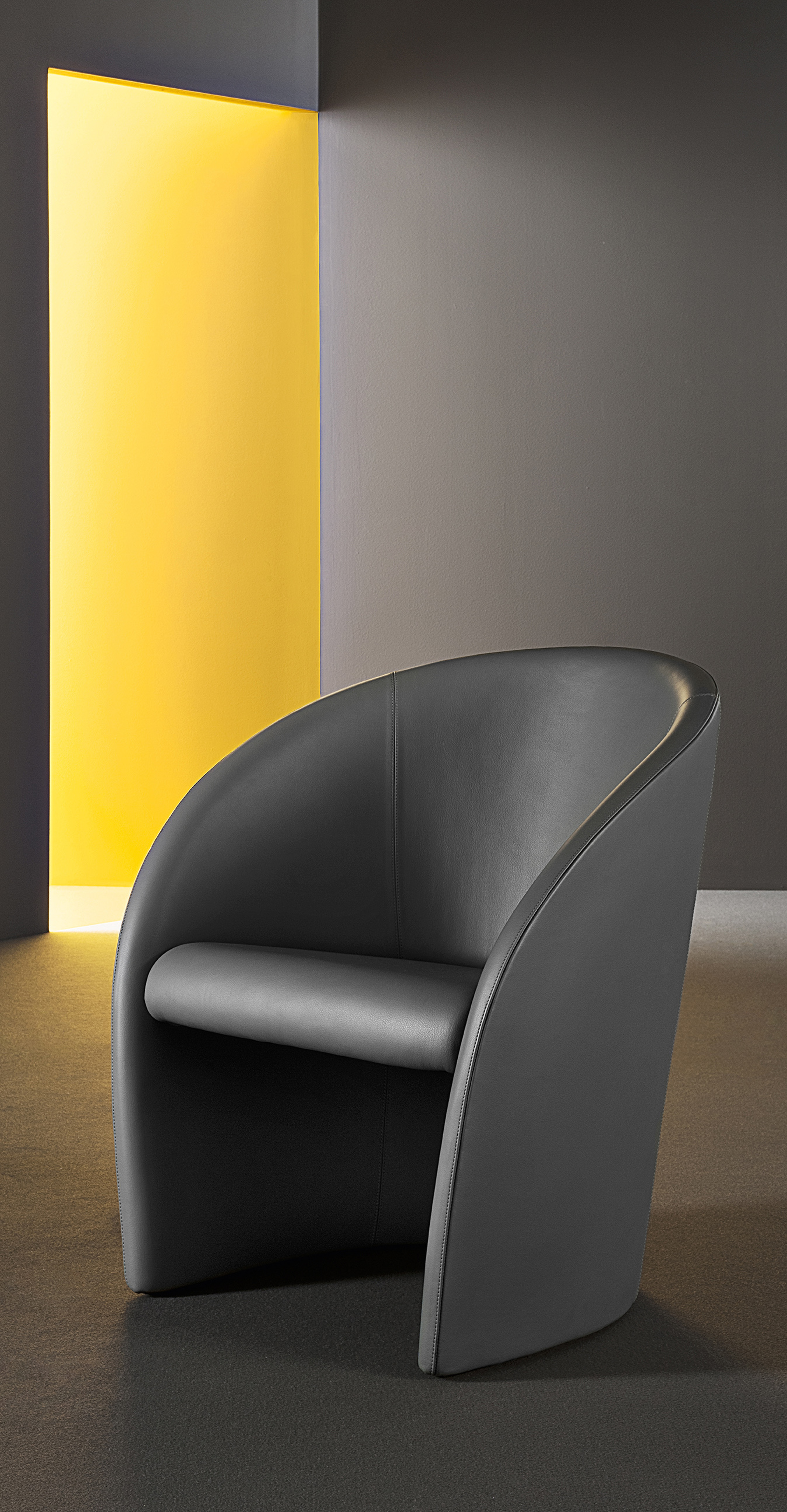 Intervista | Armchair - Lella and Massimo Vignelli - High