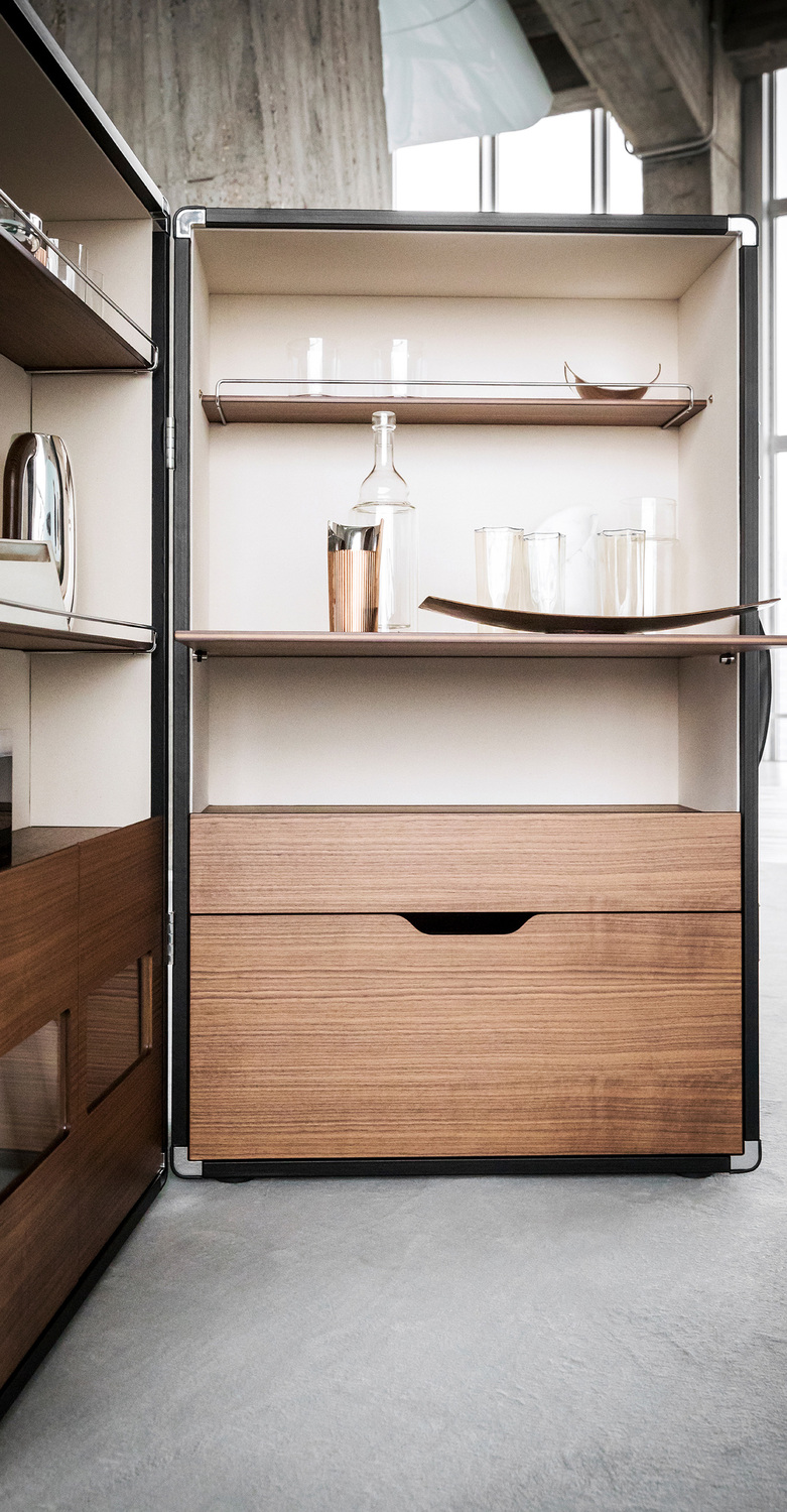 Isidoro | Barkoffer Isidoro-Barmöbel von Poltrona Frau, mit kompaktem Design und Lederbezug.