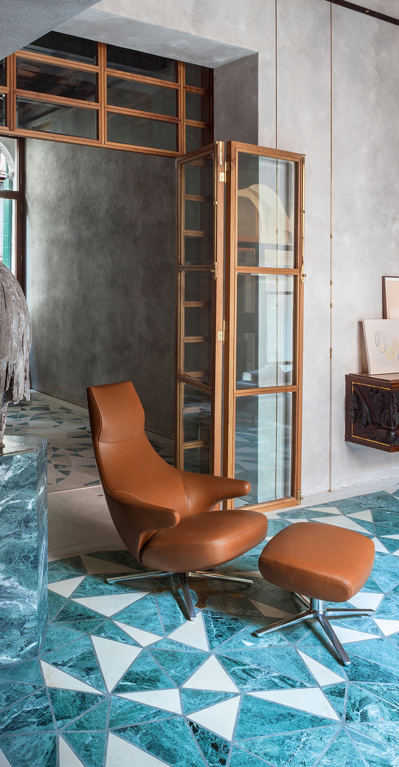 Jay Lounge | Armchair Jay lounge armchair by Poltrona Frau, with ergonomic design and leather upholstery.