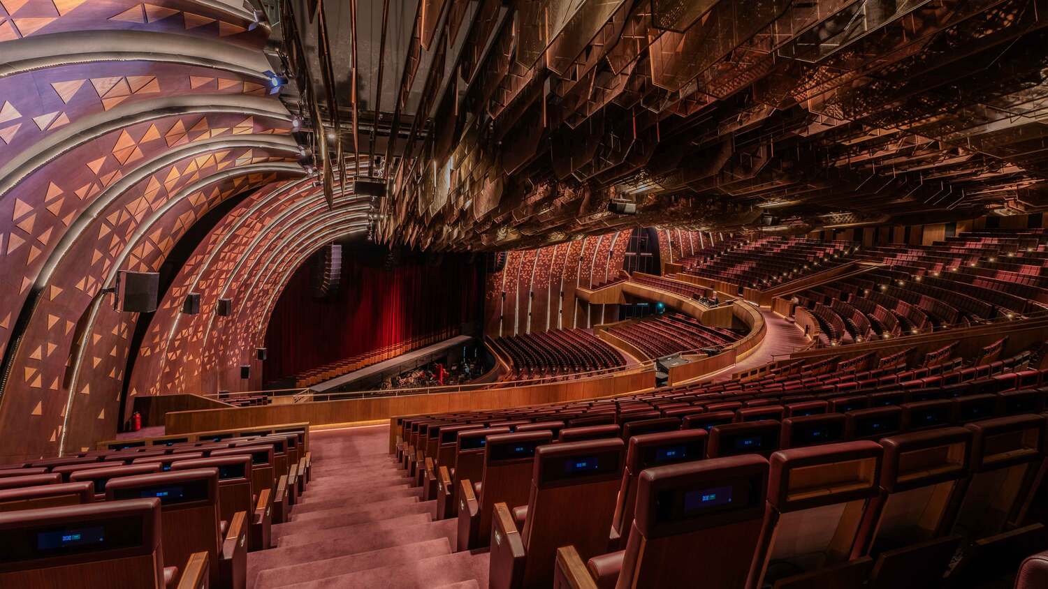 Poltrona Frau x KFCC Riyadh : élégance, fonctionnalité et savoir-faire artisanal pour une icône de la culture saoudienne contemporaine.