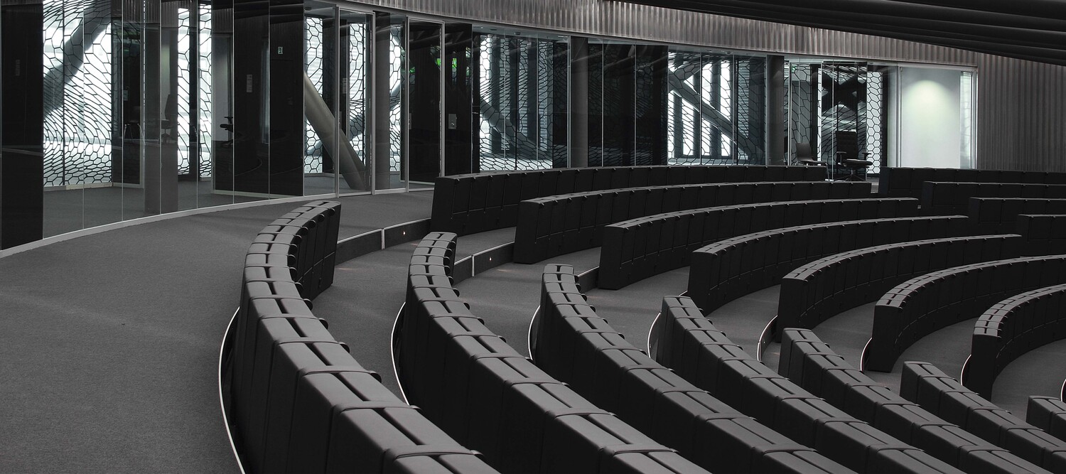 Komass | Poltrona Poltrona Kompass firmata Poltrona Frau: seduta ribaltabile silenziosa, design compatto e materiali pregiati per spazi collettivi raffinati.