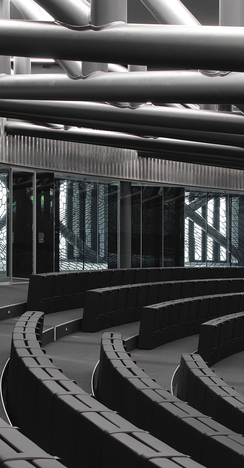 Komass | Poltrona Poltrona Kompass firmata Poltrona Frau: seduta ribaltabile silenziosa, design compatto e materiali pregiati per spazi collettivi raffinati.