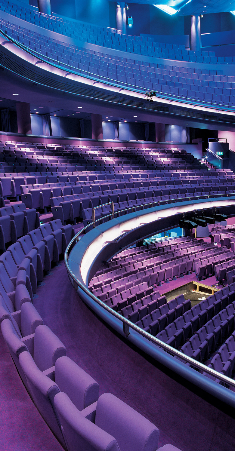 Poltrona Frau L-C: an elegant and compact seat with a solid wood structure and a foldable mechanism, designed for refined collective spaces.