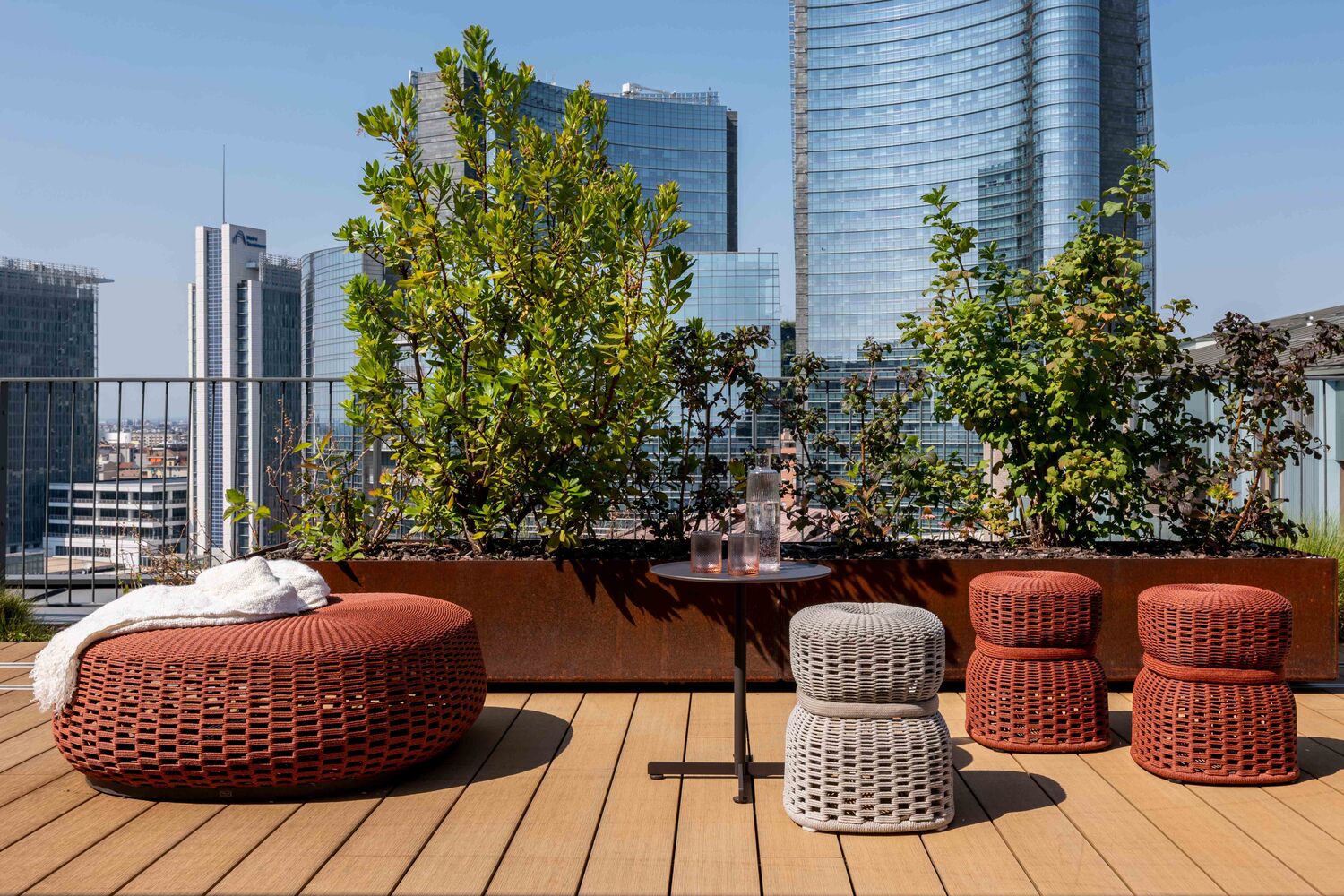 01 lepli outdoor 106x106 ottoman