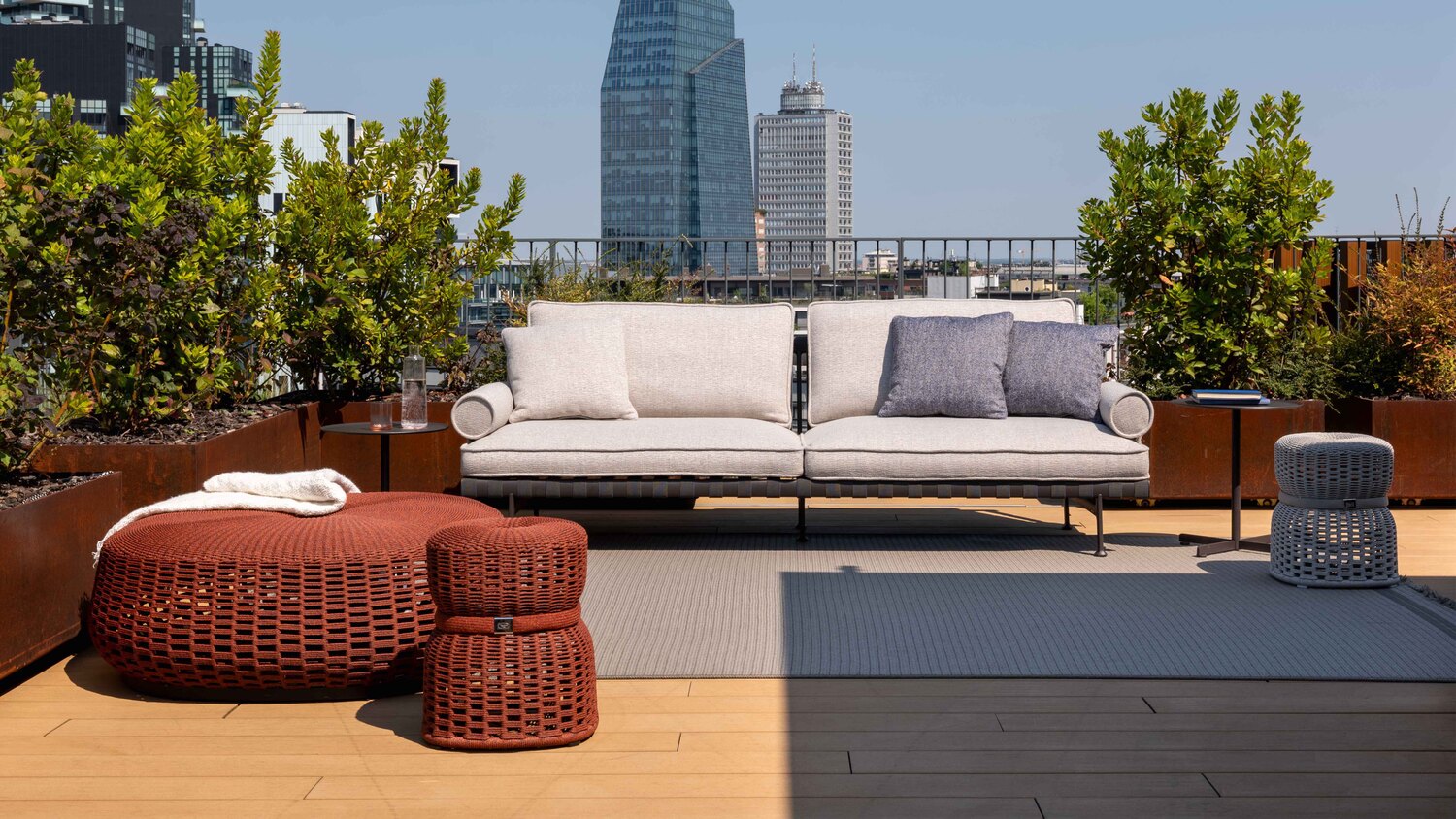 01 lepli outdoor 106x106 ottoman