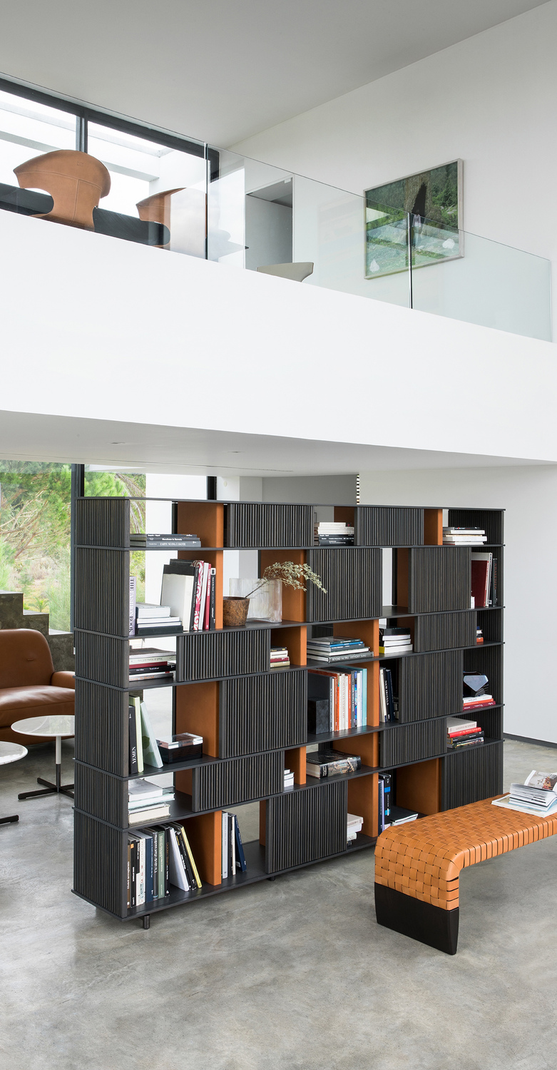 Lloyd | Bibliothèque Bibliothèque Lloyd de Poltrona Frau, en bois avec géométries variables, design italien moderne et élégant