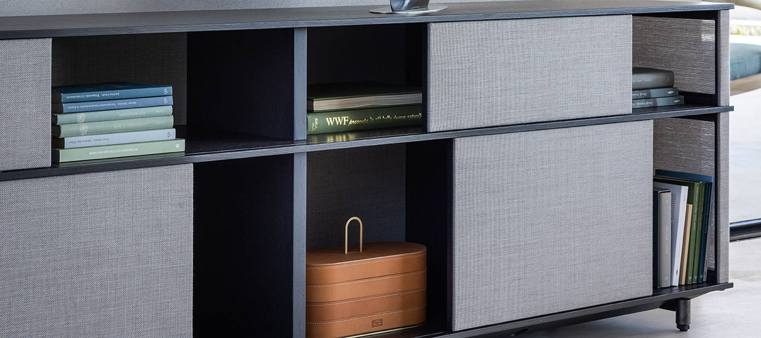 Lloyd Tex | Cabinet bajo Mueble librería Lloyd Tex Low Cabinet de Poltrona Frau, paneles Techno-fabric semitransparentes Light/Dark, roble acabado plomo, diseño italiano de lujo