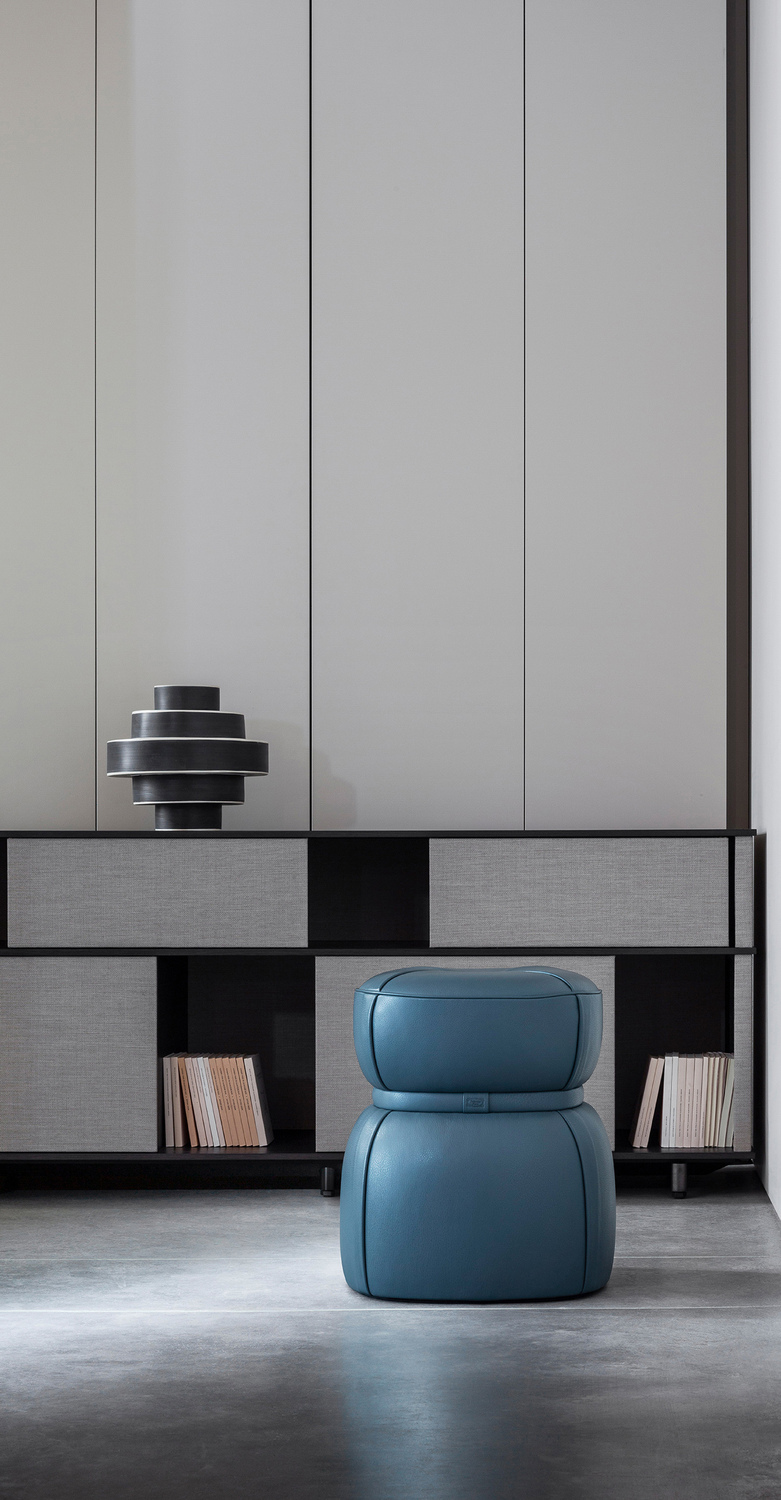 Lloyd Tex | Cabinet bajo Mueble librería Lloyd Tex Low Cabinet de Poltrona Frau, paneles Techno-fabric semitransparentes Light/Dark, roble acabado plomo, diseño italiano de lujo