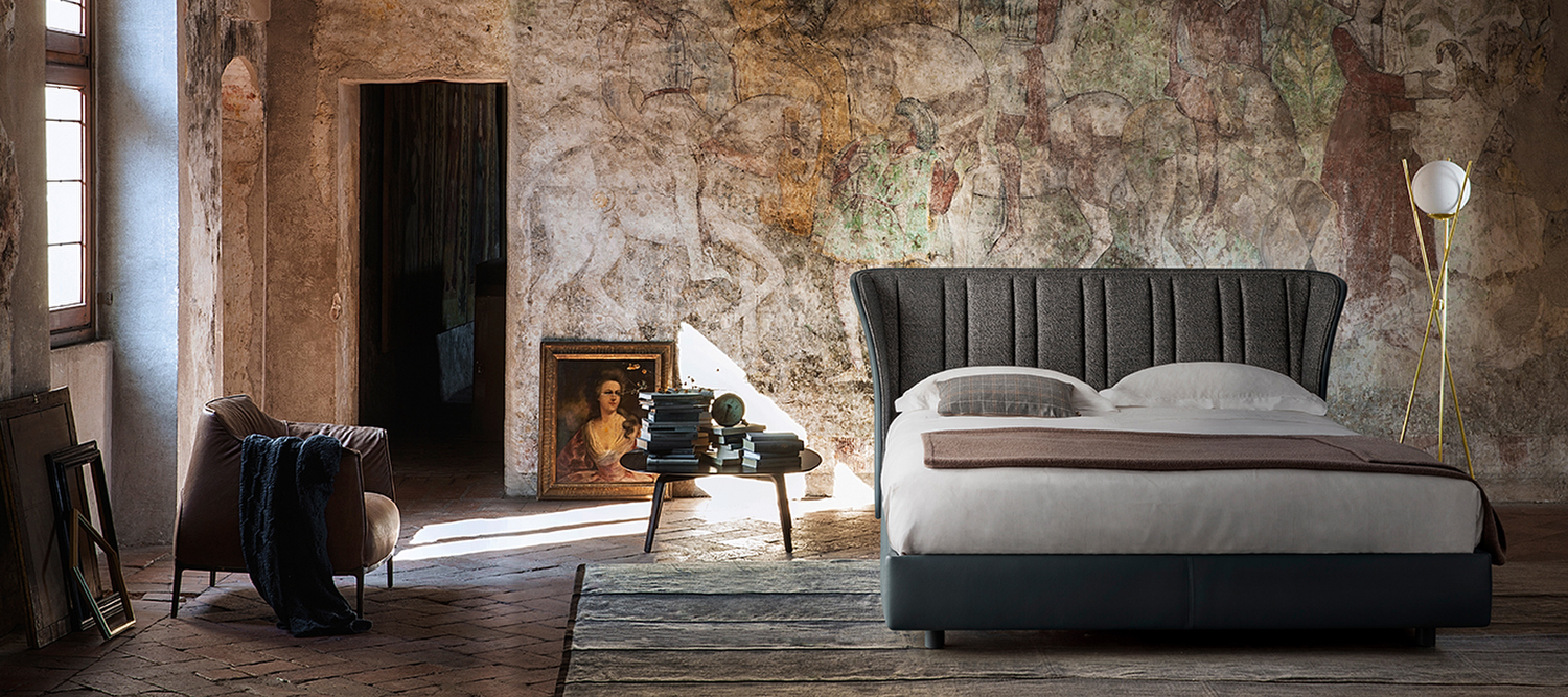 Lola Darling | Lit Lit double Lola Darling Poltrona Frau, tête de lit capitonné rembourrée, revêtement en cuir Pelle Frau®, pieds en aluminium, artisanat italien de luxe