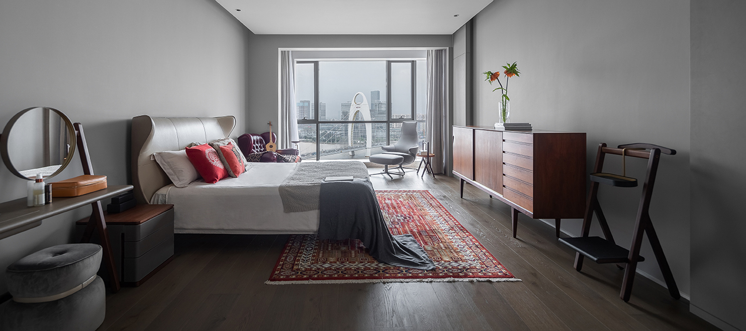 Mamy Blue | Lit Lit Mamy Blue Poltrona Frau, tête de lit sculpturale en cuir Saddle Extra et Pelle Frau®, pieds en frêne moka ou wengé, coutures contrastées, design italien de luxe