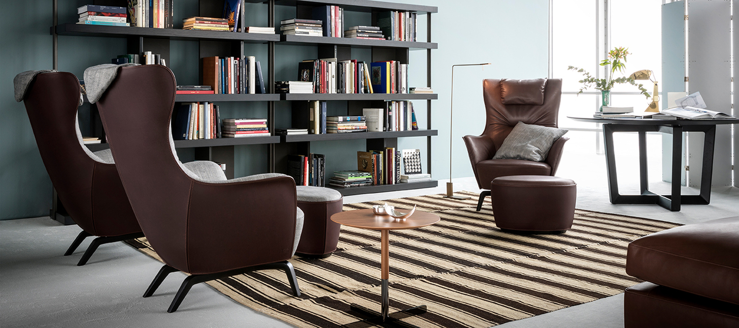 Mamy Blue | Hocker Mamy Blue Hocker von Poltrona Frau, Struktur aus Buche und Birke, Bezug aus Pelle Frau® Leder oder Stoff, italienische Luxus-Handwerkskunst