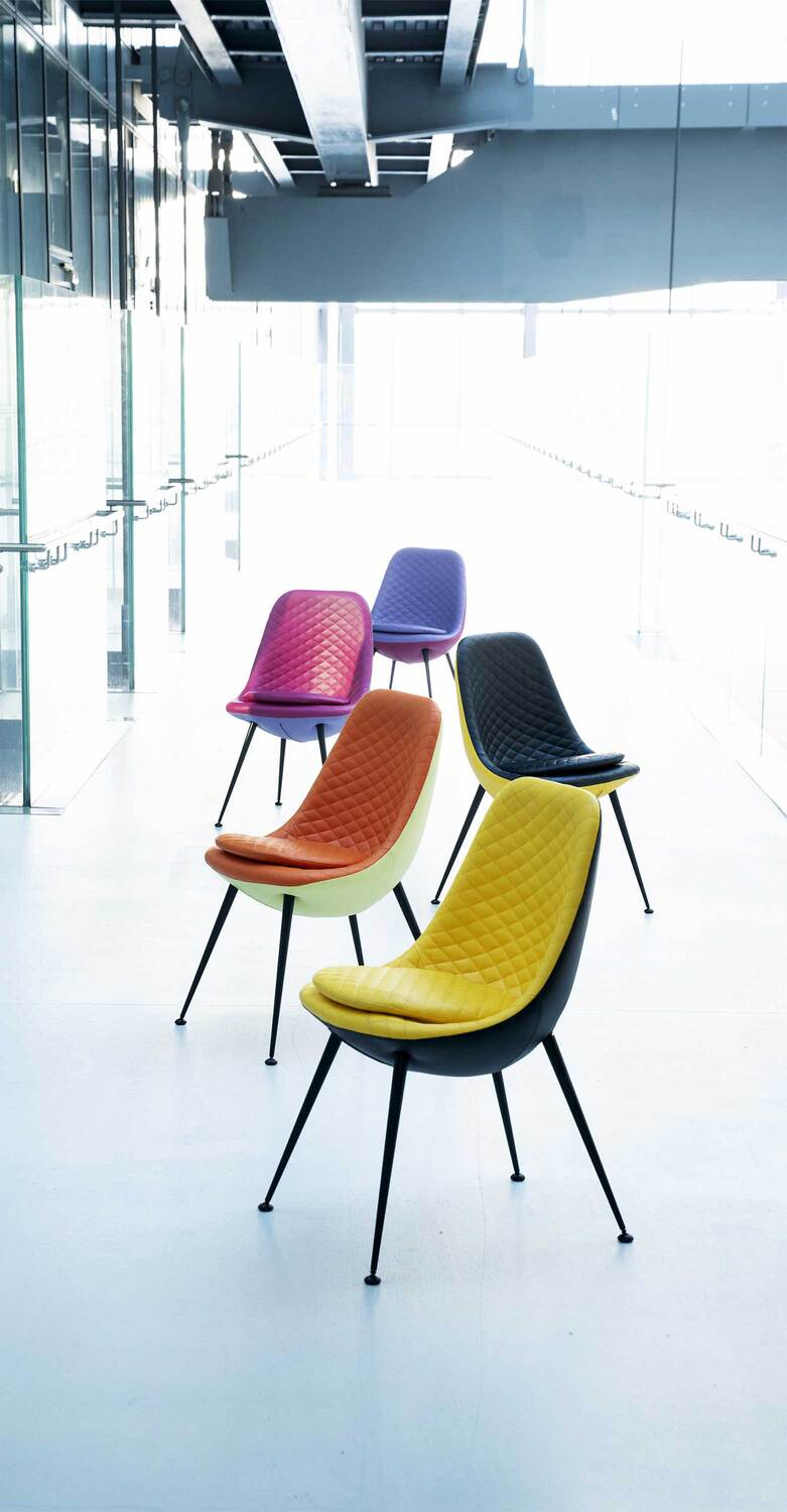 Margherita | Stuhl Der Stuhl Margherita von Poltrona Frau vereint Eleganz und Komfort in einem vom Blütenblatt inspirierten Design mit konischen Metallbeinen und weicher Polsterung.