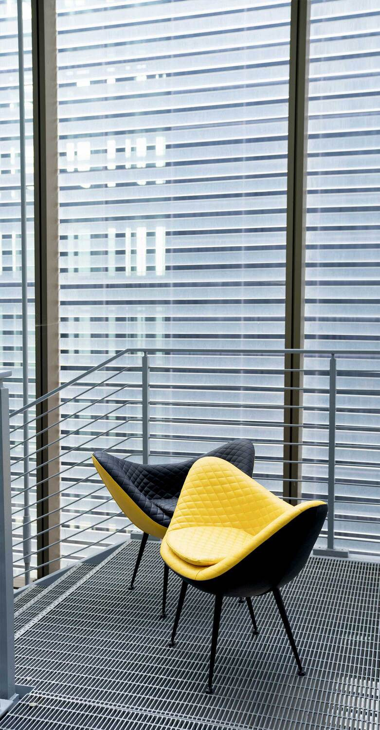 Fauteuil Margherita de Poltrona Frau : inspiré des pétales d’une fleur, avec des surpiqûres en losange et un design fin et raffiné pour des intérieurs élégants.