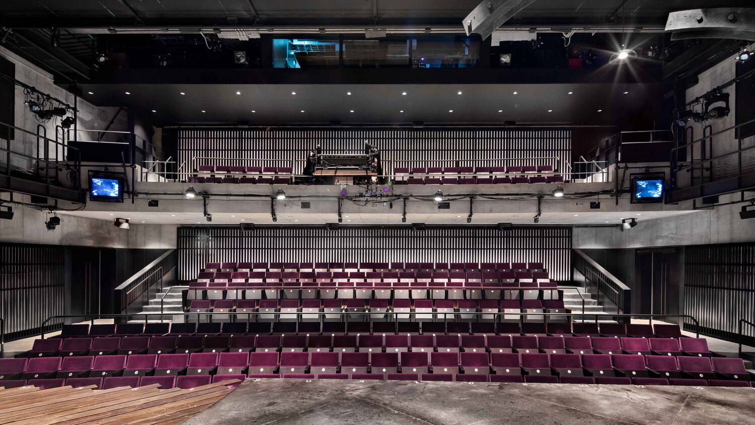 MCC - Manhattan Class Company Theatre Space Poltrona Frau 为纽约 MCC 剧院打造:定制 Pelle Frau® 皮革座椅,融合意大利设计与舞台舒适体验。