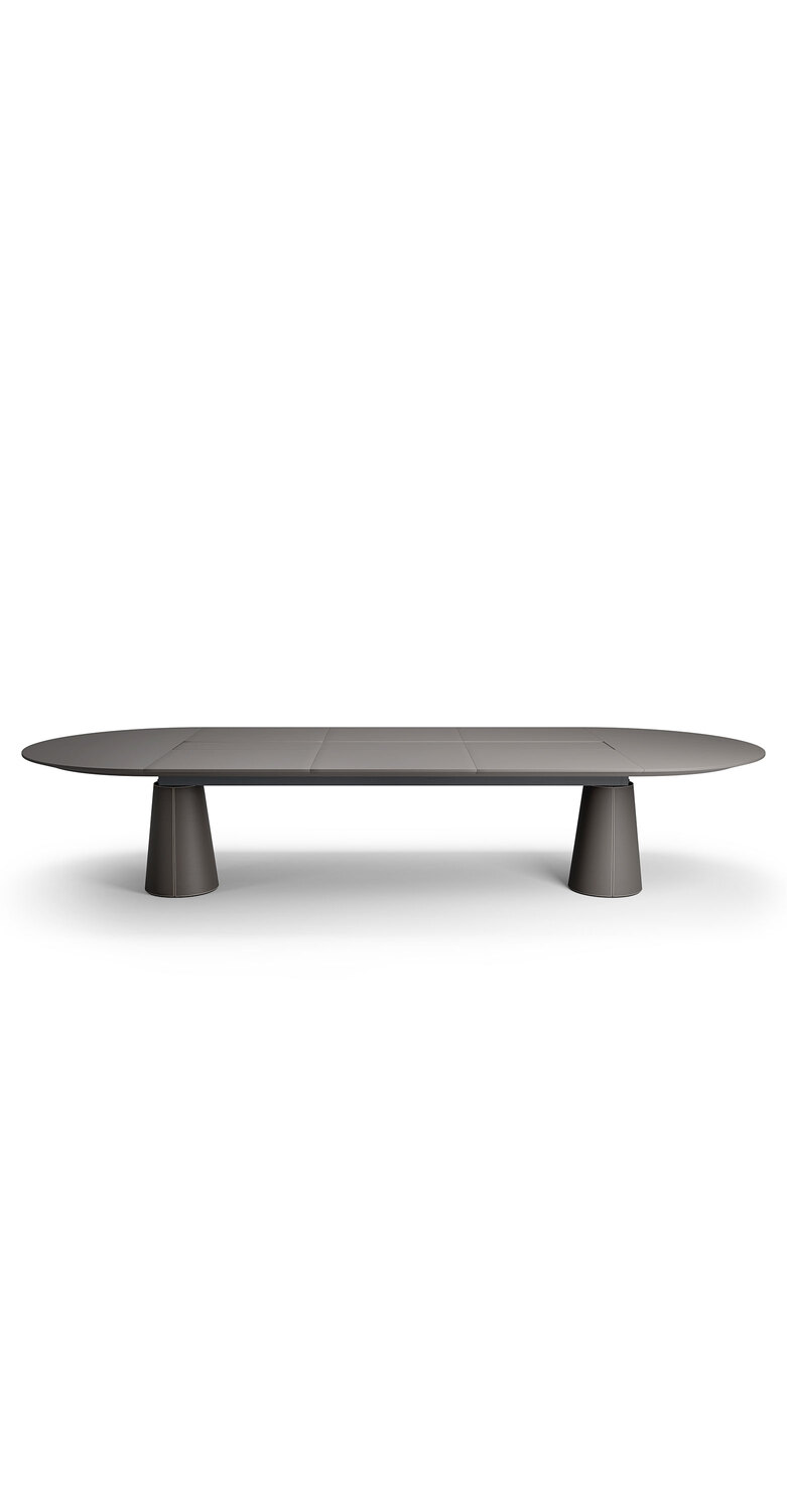 Mesa Due Oval Meeting di Poltrona Frau unisce design raffinato, struttura solida e dettagli in Pelle Frau® per ambienti professionali eleganti e dal gusto Made in Italy.