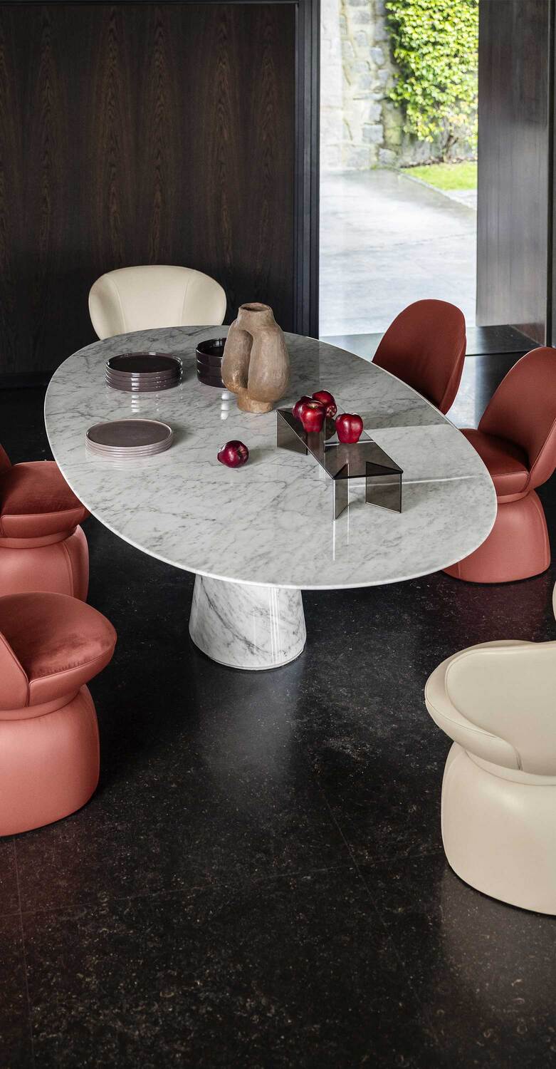 Mesa Ellipse | Table Table elliptique Mesa de Poltrona Frau, plateau raffiné et structure robuste.