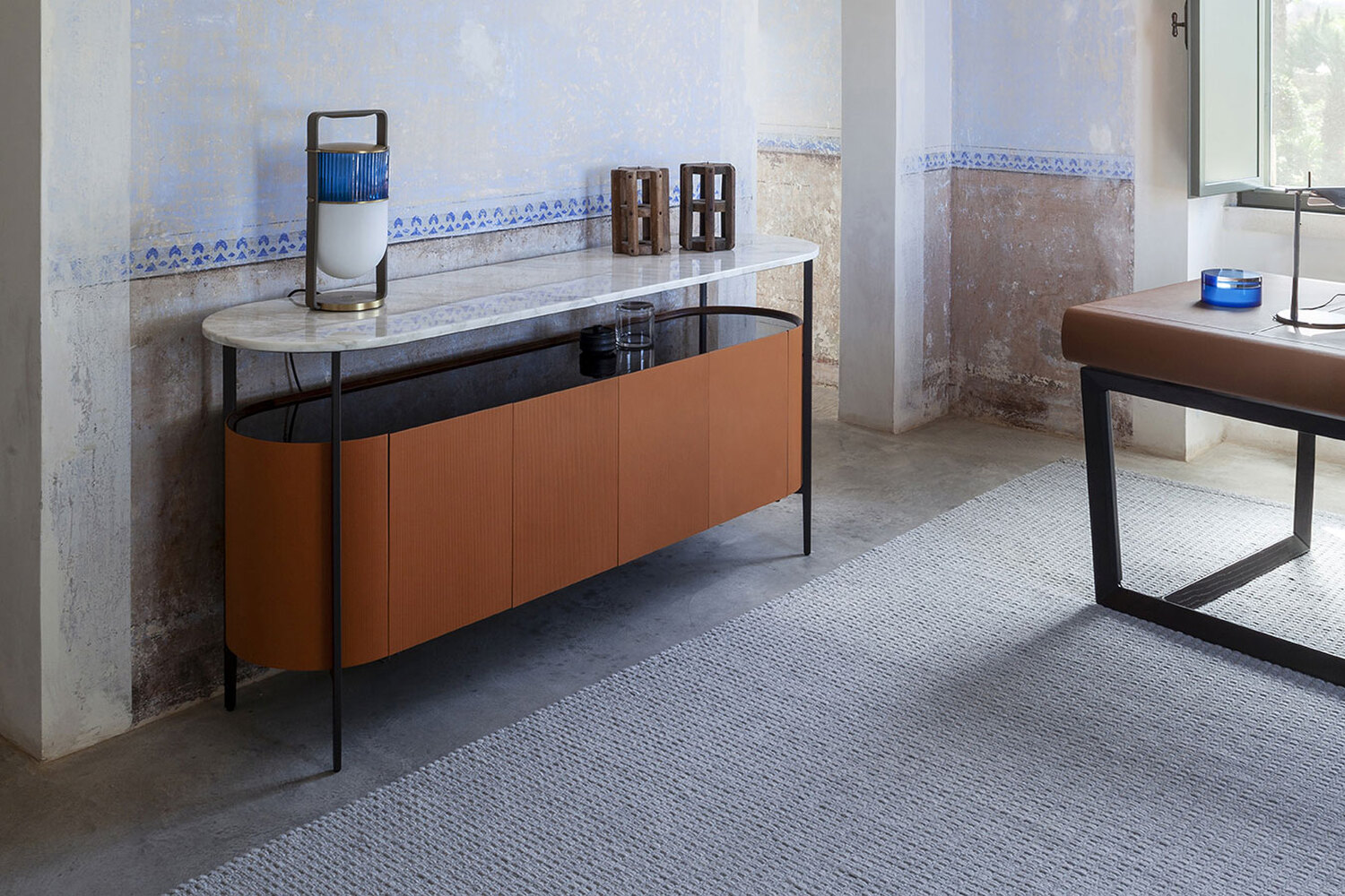 Mi | Cabinet bas Mi Low Cabinet Poltrona Frau, revêtement en cuir Saddle Extra canneté, plateau en marbre Calacatta Oro ou Nero Marquinia, structure en métal bruni, détails en noyer Canaletto, design contemporain et texture tridimensionnelle