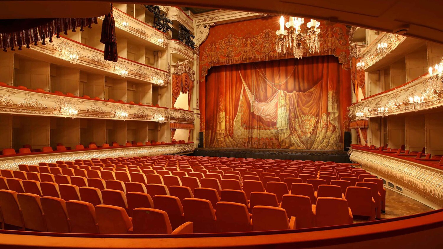 Mikhailovsky Theatre Poltrona Frau para el Teatro Mikhailovsky: diseño refinado y confort absoluto con los icónicos asientos Planetarium.