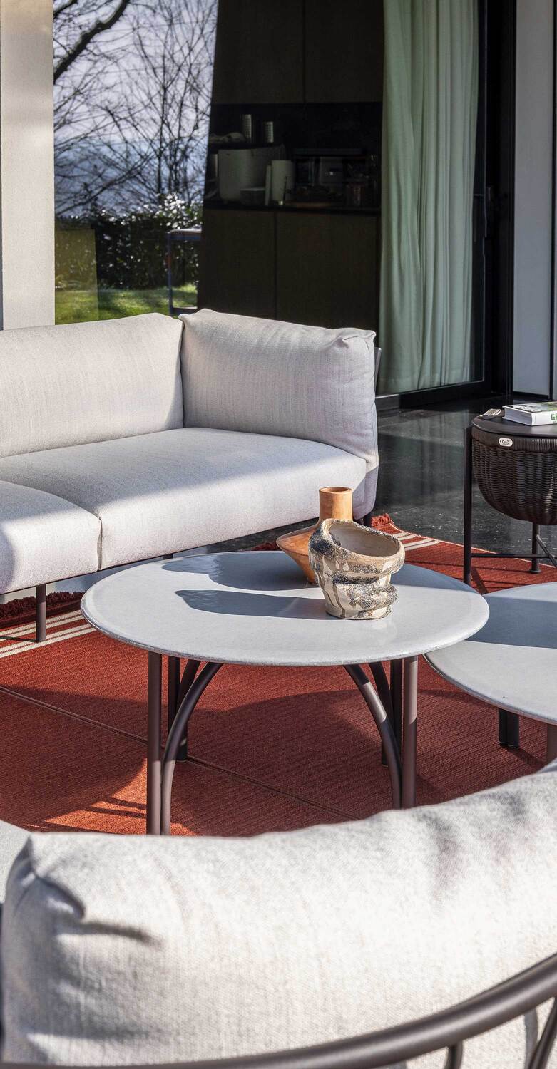 Table Mirabell de Poltrona Frau, en bois massif, design italien raffiné et polyvalent