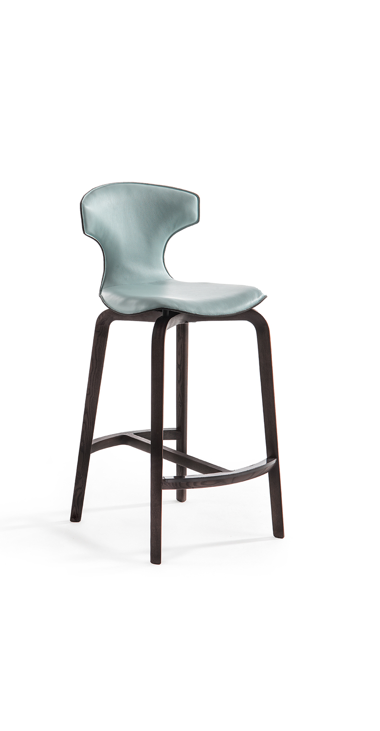 Montera | Drehhocker Montera H66 Hocker von Poltrona Frau mit gebogener Sperrholzschale, innen Pelle Frau® Leder, außen Saddle Extra Leder, wengefarbenen Eschenholzbeinen