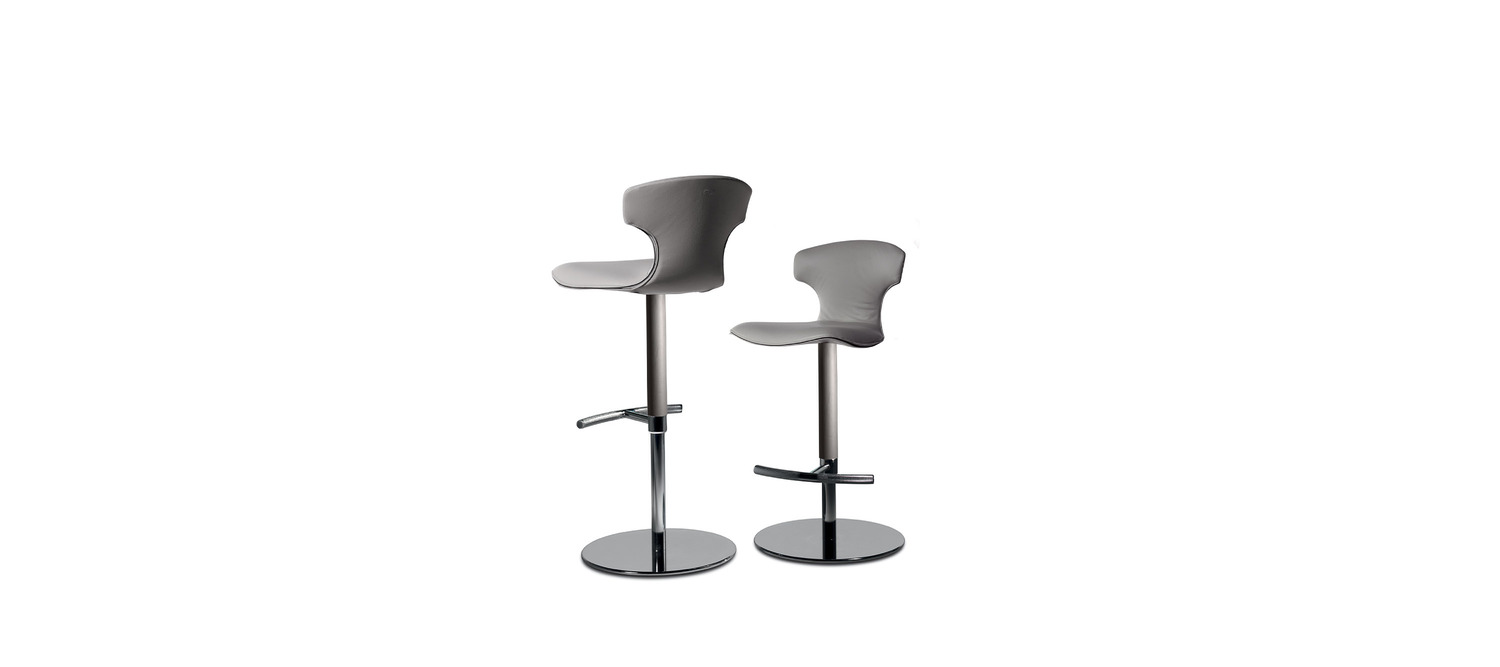 Montera Mas | Taburete con base de columna Silla Montera Mas de Poltrona Frau, líneas modernas y confort ergonómico.