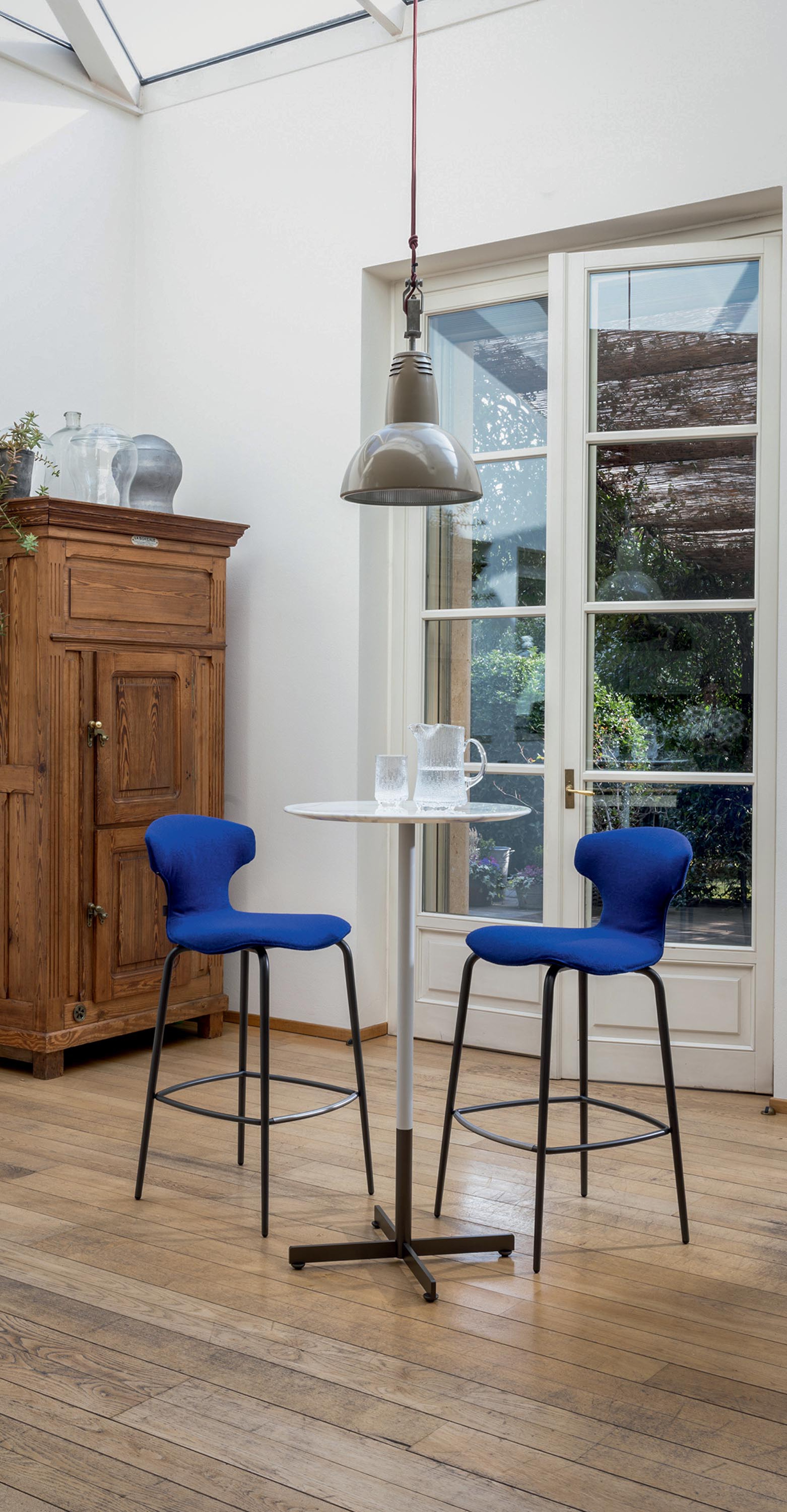 Montera Mas | Stool with metal base by Roberto Lazzeroni