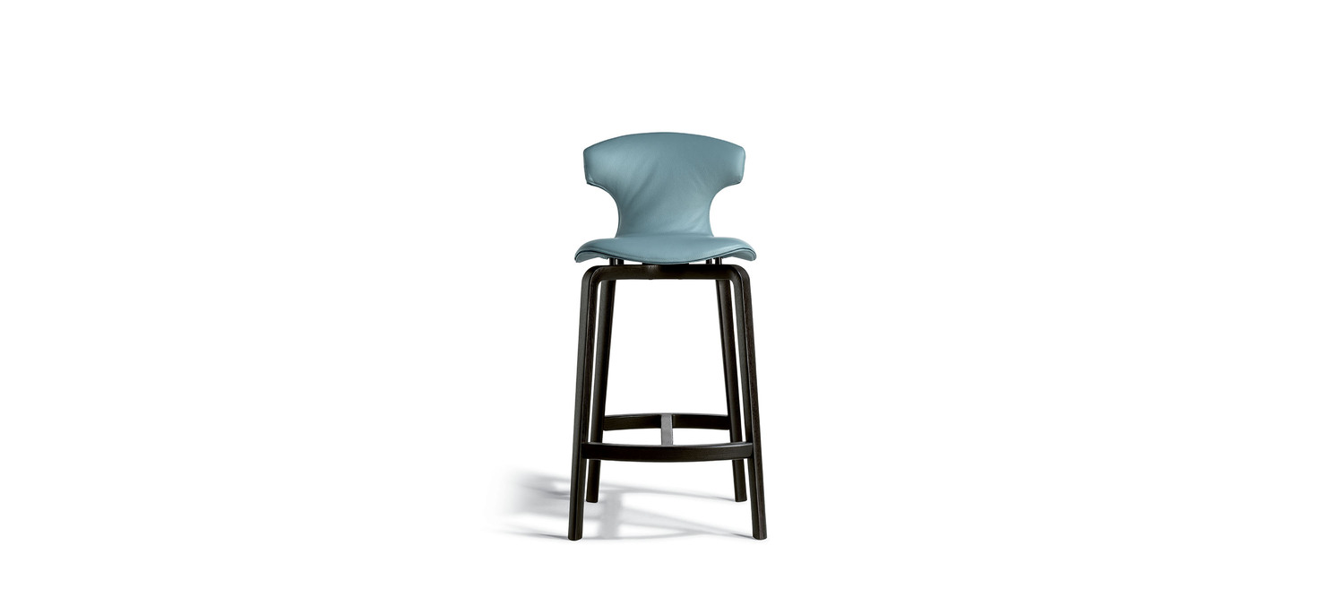 Montera Mas | Barhocker mit Holzgestell Montera Mas-Hocker von Poltrona Frau, mit Holzfuß, ideal für elegante Räume.