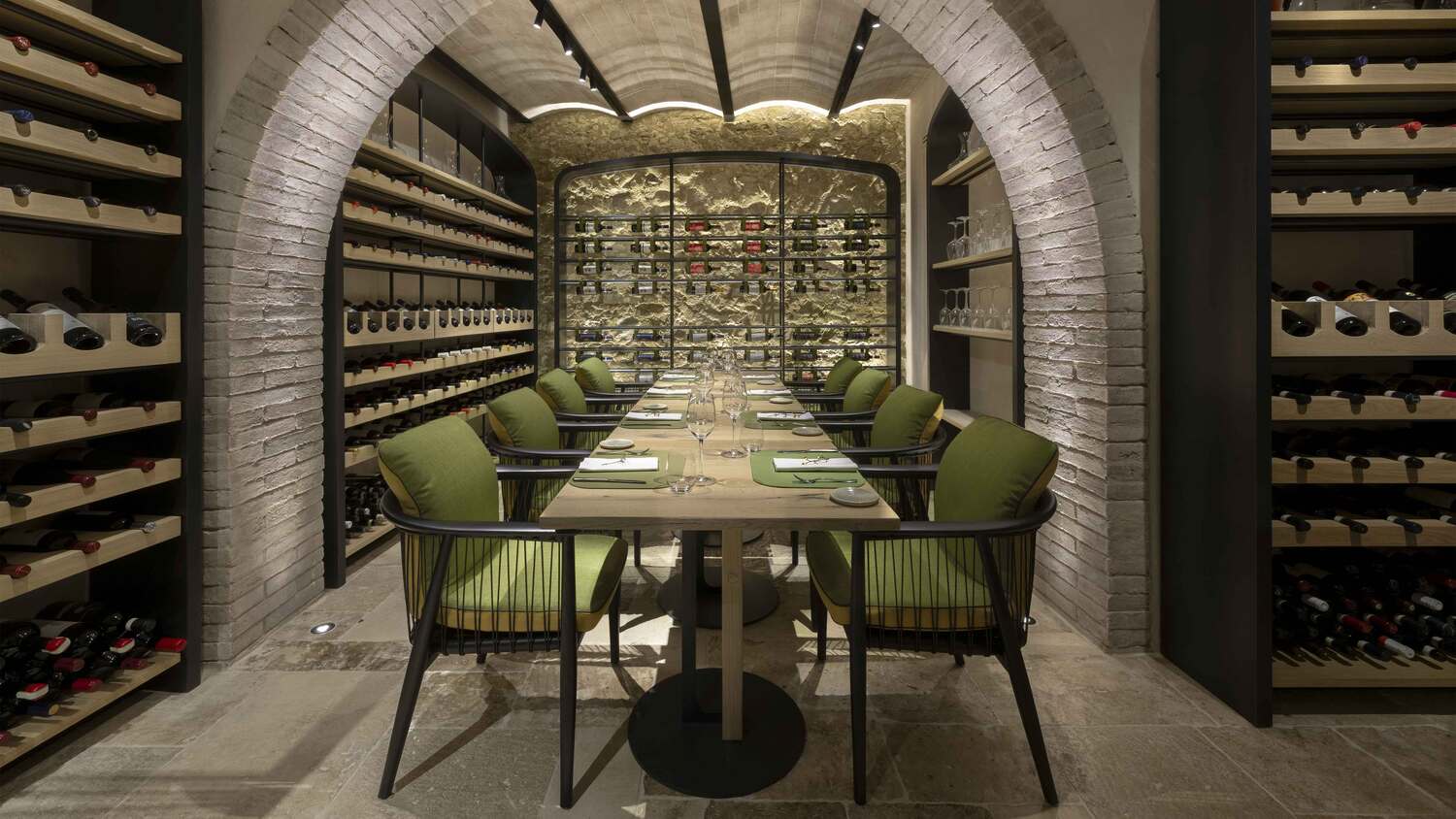 Poltrona Frau が手がける Monteverdi Tuscany プロジェクトのコントラクトソリューション。上質な素材とオーダーメイドの快適さでホスピタリティ空間を創造します