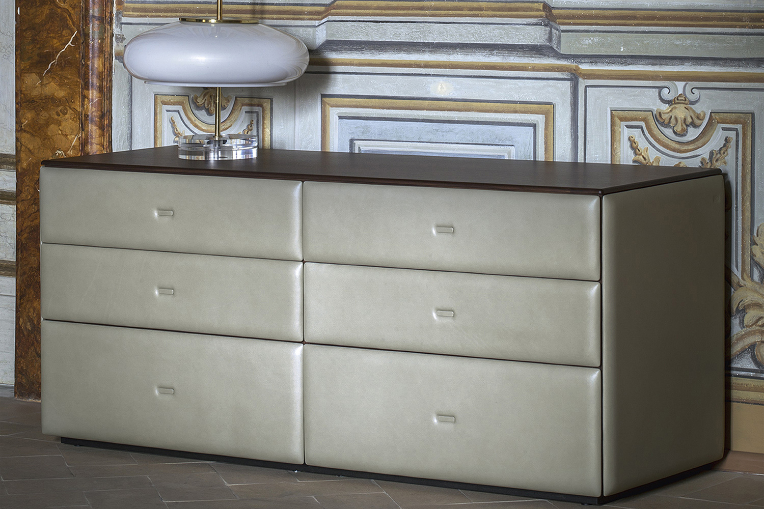 Moondance | Cajonera  Cómoda Moondance de Poltrona Frau tapizada en Pelle Frau® con tapa de mármol Calacatta Oro de vetas naturales, diseño de lujo italiano