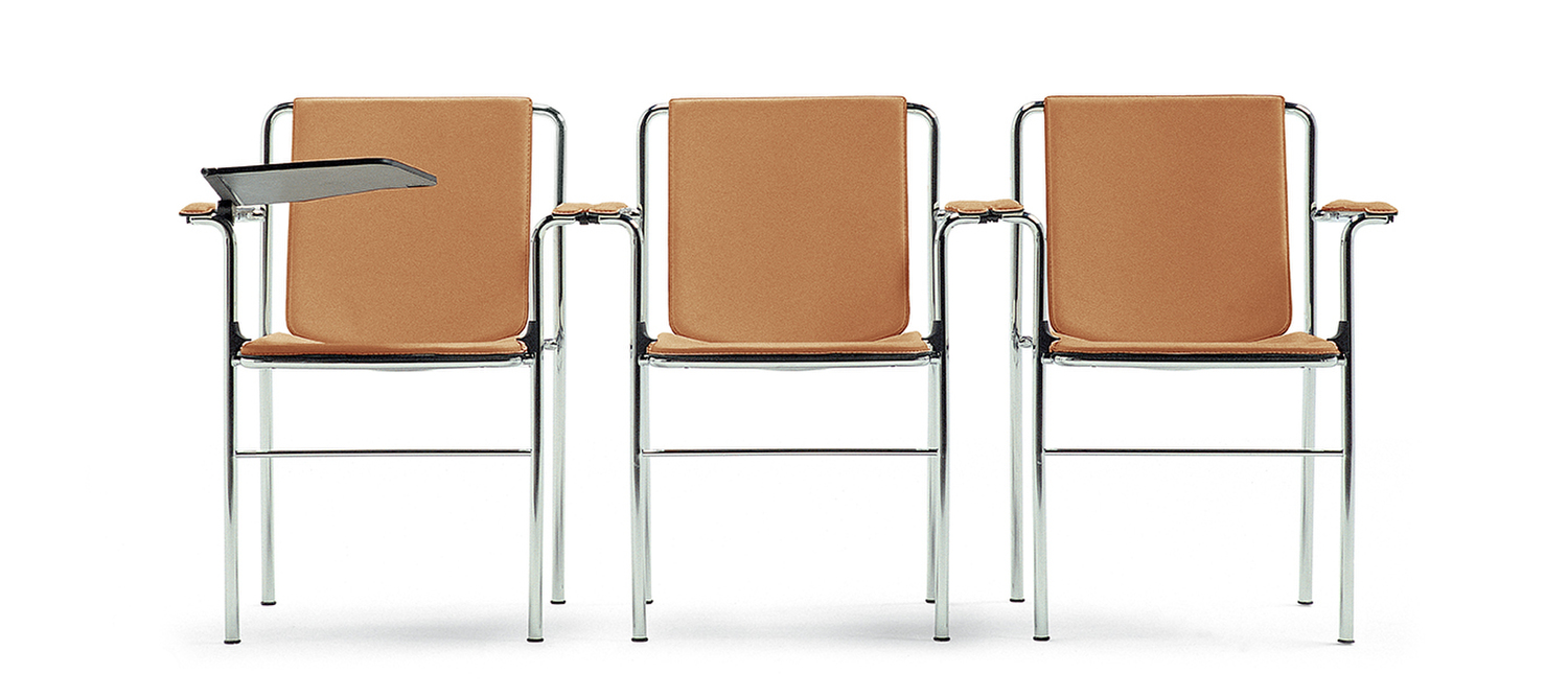 Movie | Fauteuil Fauteuil Movie Poltrona Frau avec structure en acier tubulaire noir mat ou chromé, rembourrage en mousse de polyuréthane et revêtement en cuir Pelle Frau® fini à la main, design de luxe italien