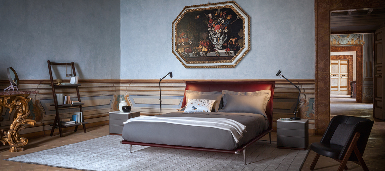 Lit Mr Moonlight Poltrona Frau avec tête de lit rembourrée en peuplier massif et contreplaqué de bouleau, revêtement en cuir Pelle Frau® et Saddle Extra, base en aluminium finition Ruthenium, design de luxe italien