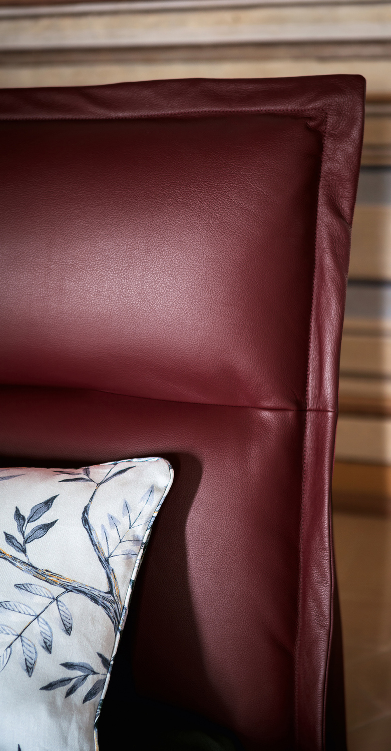 Lit Mr Moonlight Poltrona Frau avec tête de lit rembourrée en peuplier massif et contreplaqué de bouleau, revêtement en cuir Pelle Frau® et Saddle Extra, base en aluminium finition Ruthenium, design de luxe italien