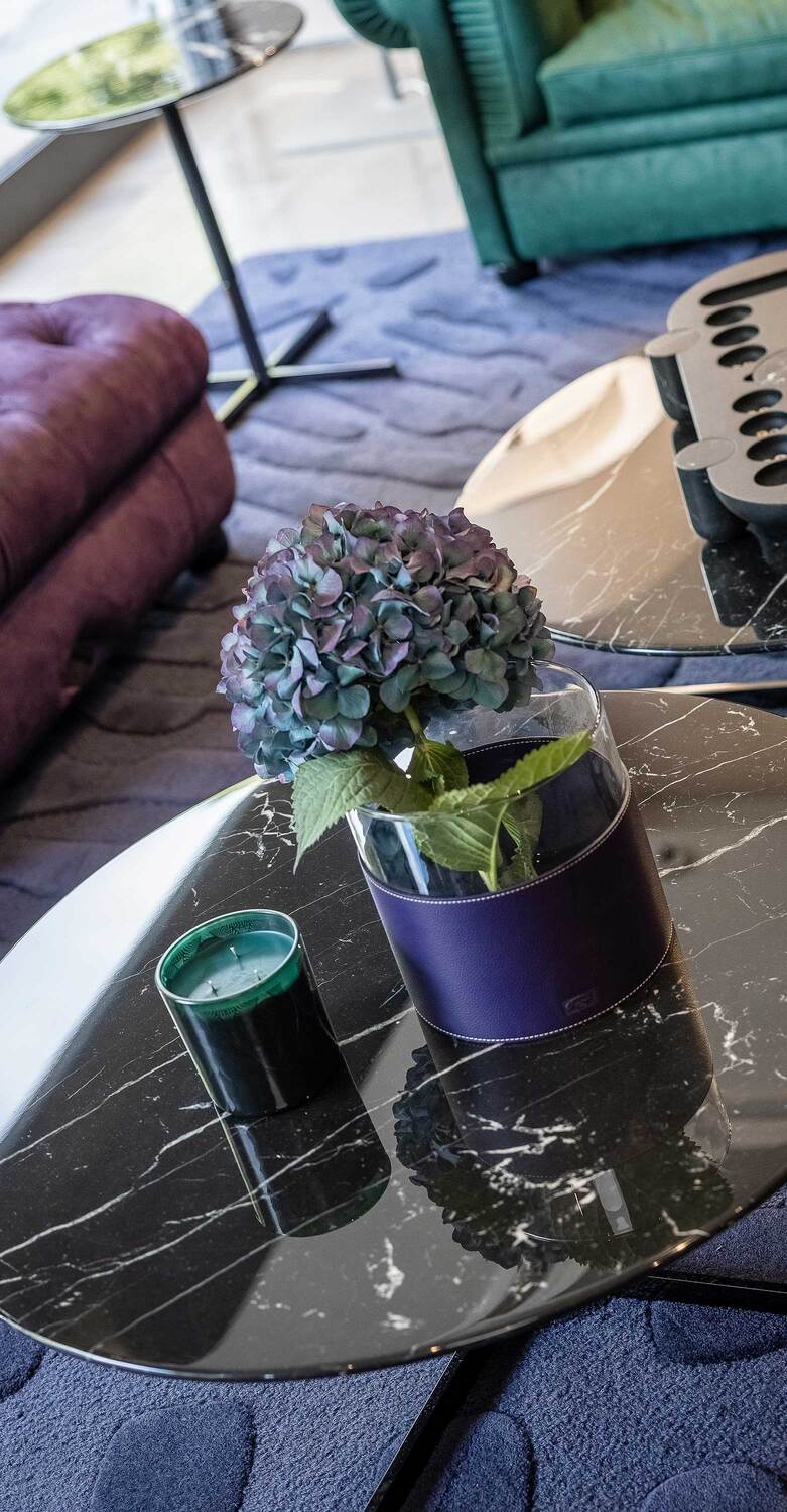 Ozwald Boateng x Poltrona Frau | Candela Candela profumata OB–X PF in vetro translucido colorato con motivo Tribal nero, tre stoppini e bouquet di spezie, legni e ambra, artigianalità di lusso italiana