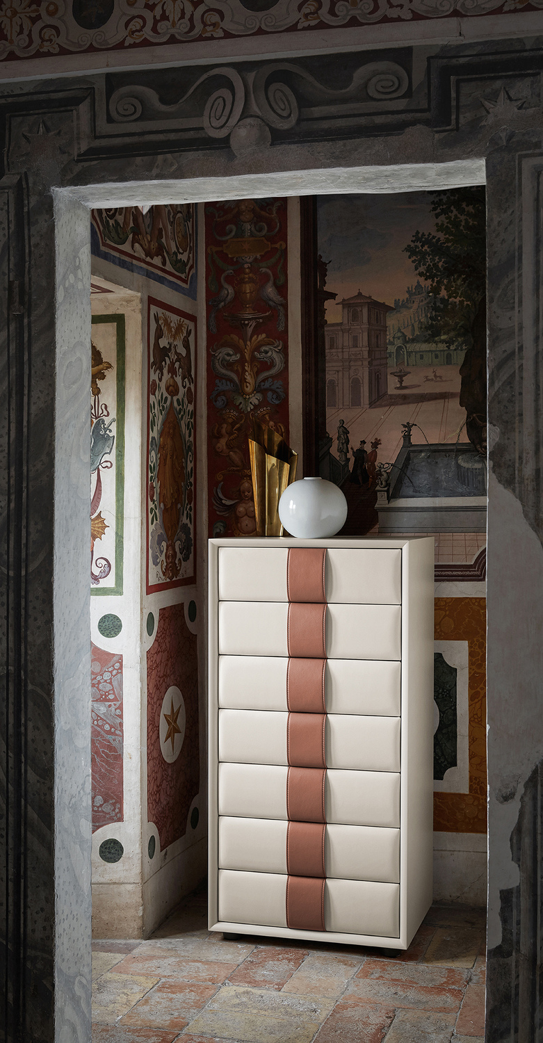 Obi | Semainier Semainier Obi de Poltrona Frau, façades et poignées en Pelle Frau®, finition laquée ou noyer, design italien de luxe